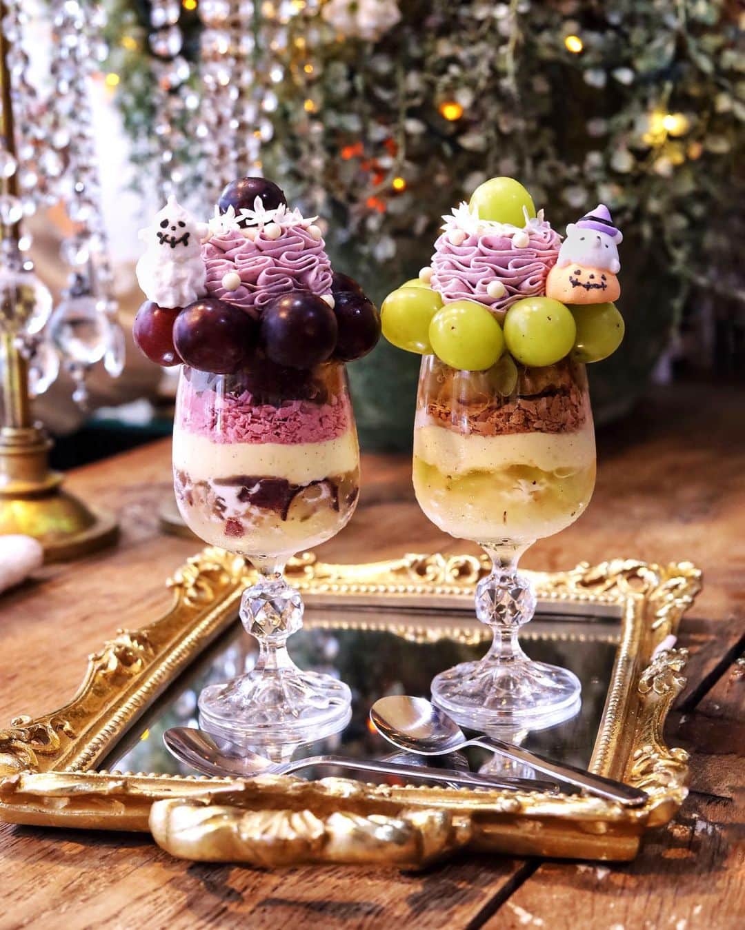 ゆいこ♡キラプリのインスタグラム：「•✼  本日ご紹介するのは  美とアートを楽しむカフェ 大阪天満橋 JTRRD cafe   瑞々しい葡萄🍇がたっぷりのった フリルのガナッシュクリームが可愛い 季節限定の葡萄のパフェたちに  ハロウィン仕様のきゅんべあちゃんと おばけちゃんなマシュマロをのせて🧸💕  とっても立派なシャインマスカットと カシスやアールグレイのガナッシュクリーム が相性良く上品な味わいで美味でした🥰✨  ◆𝐉𝐓𝐑𝐑𝐃cafe  @jtrrd 🕰️OPEN12:00〜 🕰️LAST ORDER17:00  🚃谷町線天満橋駅　京阪天満橋駅」