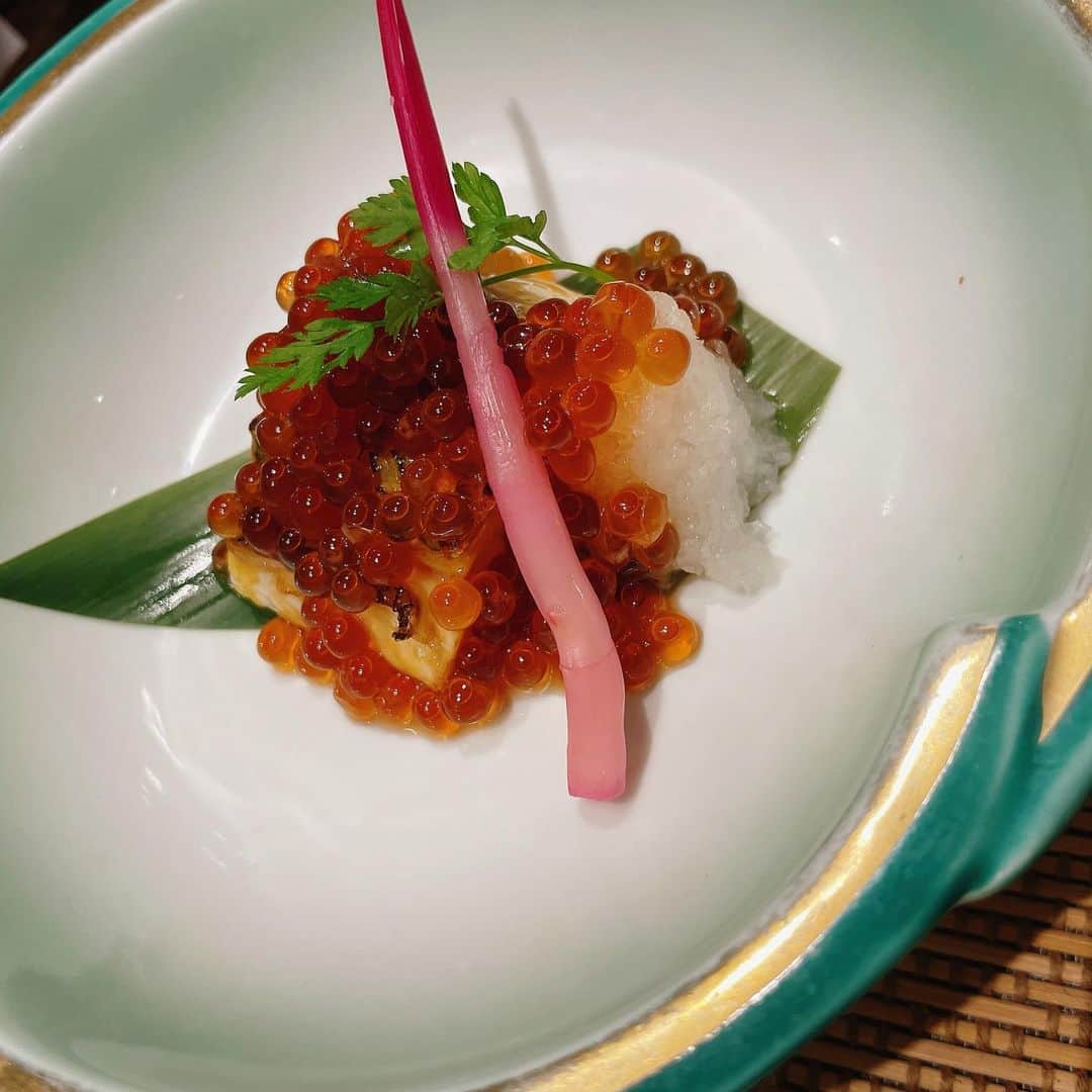 お茶の水うらんさんのインスタグラム写真 - (お茶の水うらんInstagram)「上品でおいしいごはん屋さんに 行ってきました( ∩˃ ᵕ ˂∩ )♩°ﾉ 日本酒とあう🩷✨  すべてのお料理が感動🎀💕  特にナスが大優勝🍆  #あやかり鯛 #湯島 #日本酒 #湯島グルメ #上野 #上野グルメ #ナス #茄子 #へぎそば #新潟 #へぎ蕎麦 #マグロ #赤身 #鮪 #alcoholic #日本酒女子 #日本酒居酒屋 #yushima #御徒町」10月18日 20時29分 - uran_alcoholic