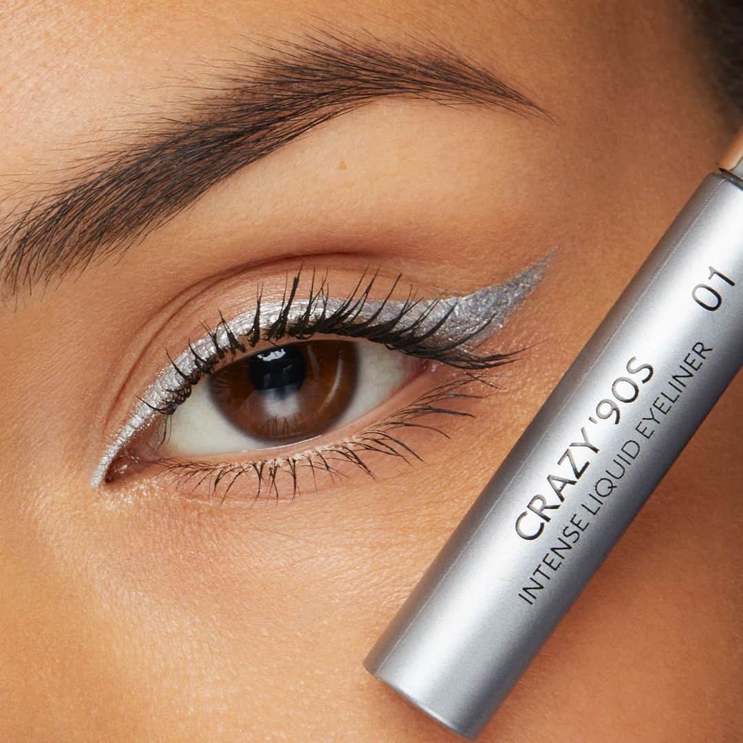 KIKO MILANOのインスタグラム：「Create mesmerizing #eyelooks with #KIKOCrazy90s Intense Liquid Eyeliner! 🌟 Its ultra-thin applicator and intense color payoff make it the perfect choice for achieving sharp lines and bold designs 🤩⁣ ⁣ Intense Liquid Eyeliner 01 - 36h Lasting Volume & Length Effect Mascara - Comb & Define Eyebrow Mascara 04⁣ ⁣」