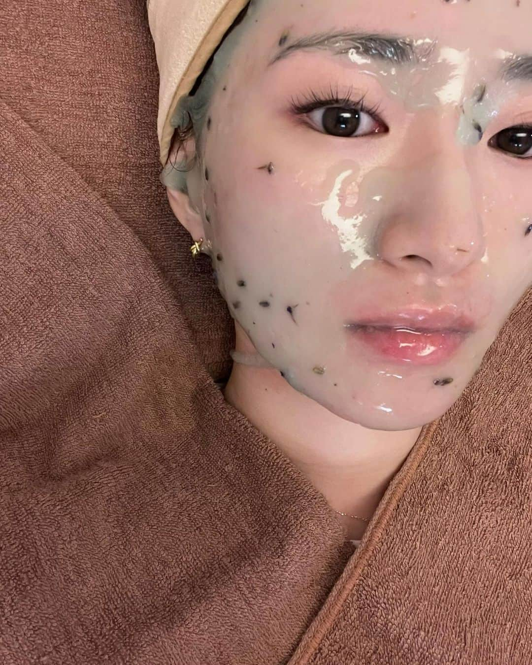 伊藤彩華さんのインスタグラム写真 - (伊藤彩華Instagram)「@sin_bodymake で顔のwax脱毛とハイドロジェリーパックを👼🏻 産毛がなくなるだけで、透明感も上がるしメイクノリも良くなるので2回目♡ 今回は肌荒れ気味だったので、鎮静系のパックにしてもらいました💕  @wax_sin_ayami さん可愛くて優しい🫣  #スターダスト #伊藤彩華 #恵比寿エステ #wax脱毛 #ハイドロジェリーパック #エステ #美肌 #透明感」10月18日 20時39分 - ayaka_ito_official