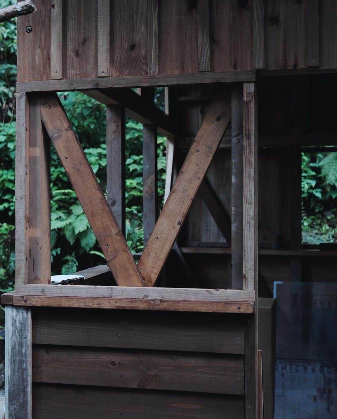 チェルシー舞花さんのインスタグラム写真 - (チェルシー舞花Instagram)「庭に、小屋を建てました。  もともと建っていた陶芸の窯用の小屋を解体して、釘を抜いて、再利用しながらの小屋作り。  @estudio_barraco 製作は古材を使いながらの改装の得意なスタジオバハッコと共に○  スタジオバハッコの主催は近所に住むギタリストの高砂さん。1人で飄々と小屋を二軒建てる頼りになる存在。  小屋の建て方を教えて欲しい、と無理を言ったのでこの夏で丸鋸、トンカチ、墨出しいろいろできるように。それはそれは学びの多い夏だった🪵🦫  おかげでなかなか良い小屋ができてきました🛖これからも少しずつ、トンテンカンテン、やってゆきます」10月18日 20時31分 - chelseamaika