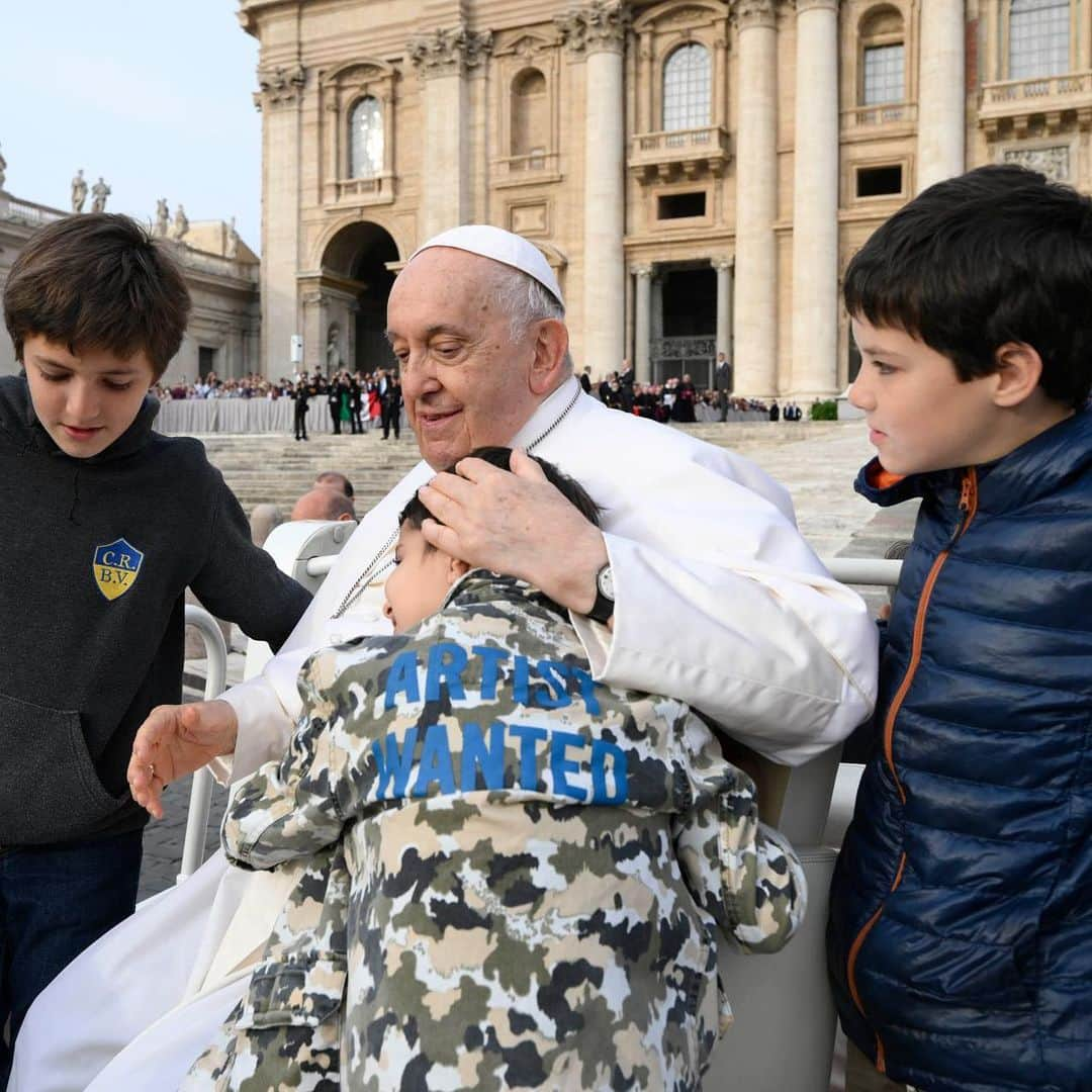 フランシスコ（ローマ教皇）さんのインスタグラム写真 - (フランシスコ（ローマ教皇）Instagram)「EN: War does not resolve any problem. It only sows death and destruction, increases hate, multiplies vengeance. War erases the future. I exhort believers to to take only one side in this conflict: the side of peace -- not in word, but in prayer. Let the weapons be silenced; let the cry for peace be heard from the poor, from the people, from the children!  PT: A guerra não resolve nenhum problema: semeia somente morte e destruição, aumenta o ódio, multiplica a vingança. A guerra apaga o futuro. Exorto os crentes a tomarem apenas um lado neste conflito: o da paz. Não com palavras, mas com a oração. Calem as armas, que seja ouvido o grito de paz dos pobres, dos povos, das crianças!  ES: La guerra no resuelve los problemas: tan solo siembra muerte y destrucción, aumenta el odio, multiplica la venganza. La guerra suprime el futuro. Exhorto a los creyentes a tomar un solo partido en este conflicto: el de la paz. No simplemente con palabras, sino con la oración. ¡Que callen las armas, que se escuche el grito de paz de los pobres, de toda la gente, de los niños!   IT: La guerra non risolve alcun problema: semina solo morte e distruzione, aumenta l’odio, moltiplica la vendetta. La guerra cancella il futuro. Esorto i credenti a prendere una sola parte: quella della pace. Non a parole, ma con la preghiera. Tacciano le armi, si ascolti il grido di pace dei poveri, della gente, dei bambini!   FR: La guerre ne résout aucun problème : elle ne sème que mort et destruction, accroît la haine, multiplie les vengeances. La guerre efface l'avenir. J'exhorte les croyants à ne prendre qu'un seul parti dans ce conflit : celui de la paix. Pas avec des mots, mais avec la prière. Que les armes se taisent, que soit entendu le cri de paix des pauvres, des gens, des enfants !  DE: Der Krieg löst kein Problem: Er sät nur Tod und Zerstörung, mehrt den Hass, vervielfacht die Rache. Der Krieg löscht die Zukunft. Ich ermahne die Gläubigen dazu, in diesem Konflikt Partei zu ergreifen: für den Frieden. Nicht mit Worten, sondern mit dem Gebet. Die Waffen mögen schweigen, und der Schrei der Armen und der Kinder nach Frieden möge gehört werden!」10月18日 20時32分 - franciscus