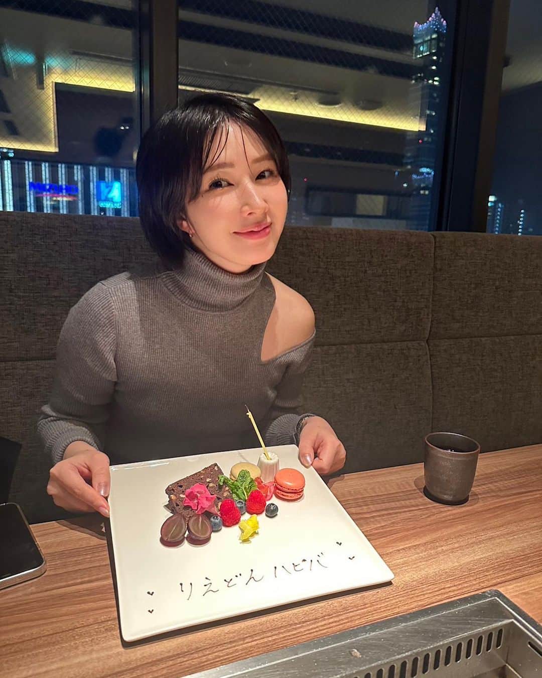 りえっくすのインスタグラム：「１０．１8 ᎻᎯᏢᏢᎩ ᏴᎥᏒᎢᏲᎠᎯᎩ  名古屋から友達が仕事ついでに祝ってくれた🤣」