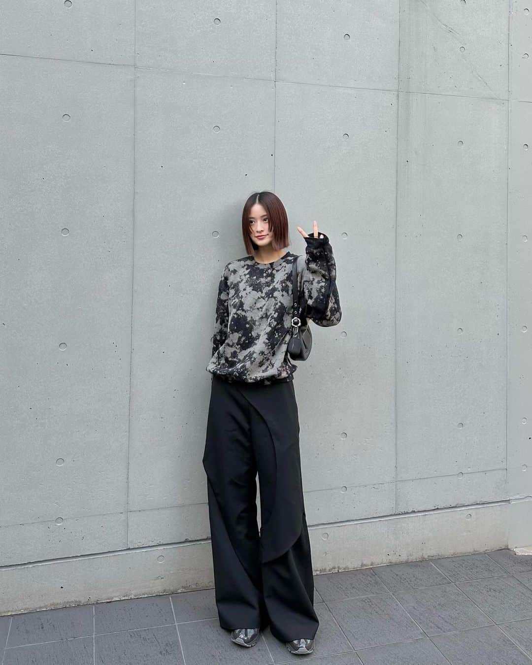 横田ひかるのインスタグラム：「タイプなスラックスとスニーカー✌︎エッジの効いたデザインが好み。秋はトレーナー1枚が楽で心地いいよね~  @studiodoe "MIDNIGHT" ☽  #ヨコタノシフク」