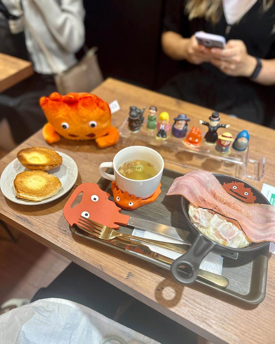 三佐和あやさんのインスタグラム写真 - (三佐和あやInstagram)「PR ファーベスト＆ミドルスリッポンの 色合いが 合ってて ご機嫌☀️ちょっと ブーツ風で 可愛いよね🤎  大阪城公園の近くに、ジブリカフェがあってさ、 ママ友に教えたら さっそく行こうって なって とても 楽しかった☺️   @akaishi.official は、この秋冬 履き倒すと思う😆  ジッパーがついてて、脱ぎ履きしやすいし、 内側は、ゴムで伸び伸び✨  足が靴の中で、ごそごそ 動いたりしないから フィット感があって、 本当に 足が疲れにくいの！  クッションが高品質ということは、 足裏はもちろん、膝にも優しいはずだから、 40すぎたら、１０年先の元気な脚元に気を配っていきたい！🫣  ☑︎ ブランド紹介  　AKAISHIは、外反母趾など 様々な足の悩みを持つ方が、  歩くことで足の健康を  とりもどす靴を研究開発している ブランドです。  　数千人の足裏の形から導き出された AKAISHIオリジナルのインソールは履いた瞬間、 　足裏に吸いつくようにフィットします。  　→公式通販サイト：「AKAISHI　靴」で検索  @akaishi.official   #AKAISHI #AKAISHI公式通販 #アカイシ #ArchFitter #アーチフィッター #新商品 #外反母趾 #足底筋膜炎 #足が痛い #スニーカー #スリッポン #シューズ #pr」10月18日 22時00分 - misawa_aya