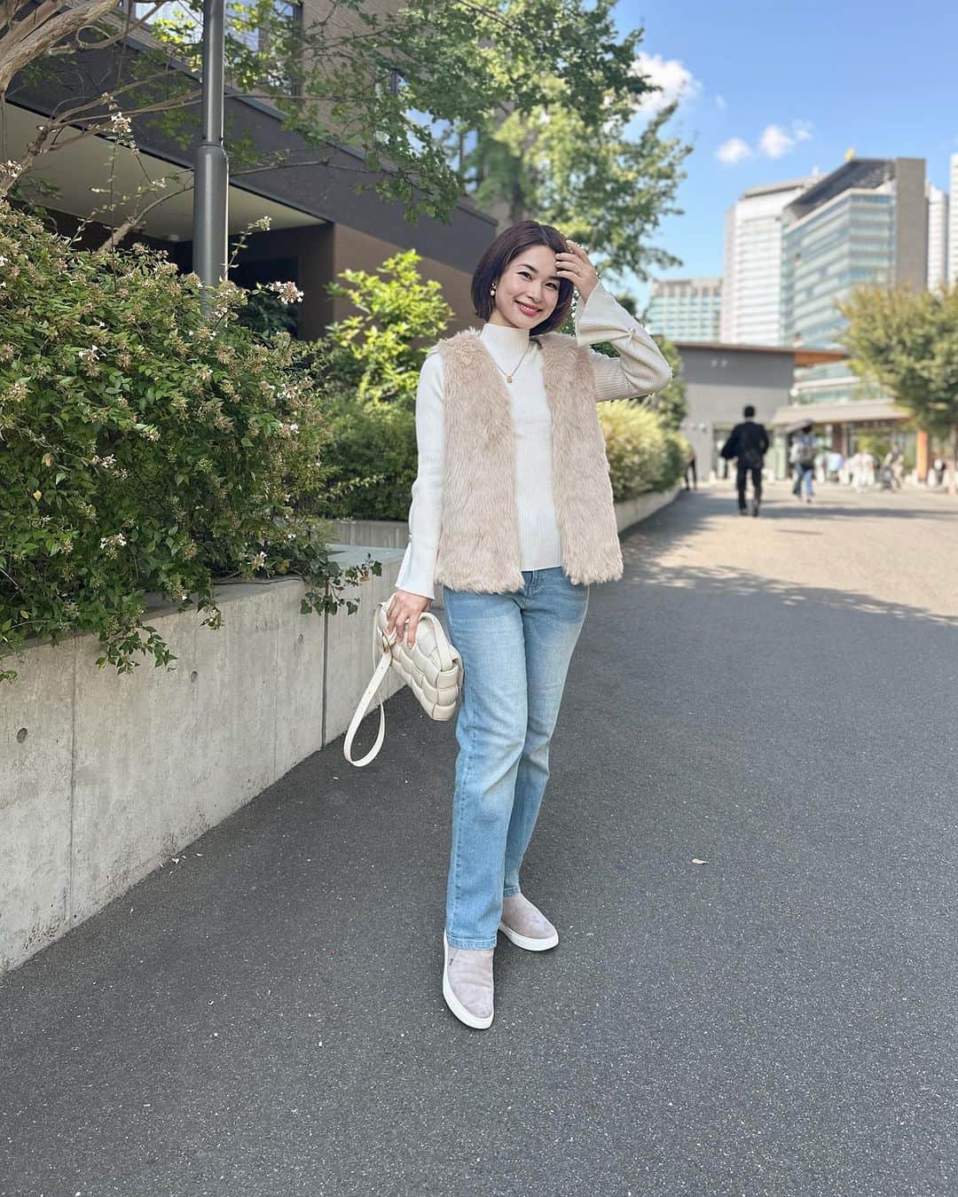 三佐和あやさんのインスタグラム写真 - (三佐和あやInstagram)「PR ファーベスト＆ミドルスリッポンの 色合いが 合ってて ご機嫌☀️ちょっと ブーツ風で 可愛いよね🤎  大阪城公園の近くに、ジブリカフェがあってさ、 ママ友に教えたら さっそく行こうって なって とても 楽しかった☺️   @akaishi.official は、この秋冬 履き倒すと思う😆  ジッパーがついてて、脱ぎ履きしやすいし、 内側は、ゴムで伸び伸び✨  足が靴の中で、ごそごそ 動いたりしないから フィット感があって、 本当に 足が疲れにくいの！  クッションが高品質ということは、 足裏はもちろん、膝にも優しいはずだから、 40すぎたら、１０年先の元気な脚元に気を配っていきたい！🫣  ☑︎ ブランド紹介  　AKAISHIは、外反母趾など 様々な足の悩みを持つ方が、  歩くことで足の健康を  とりもどす靴を研究開発している ブランドです。  　数千人の足裏の形から導き出された AKAISHIオリジナルのインソールは履いた瞬間、 　足裏に吸いつくようにフィットします。  　→公式通販サイト：「AKAISHI　靴」で検索  @akaishi.official   #AKAISHI #AKAISHI公式通販 #アカイシ #ArchFitter #アーチフィッター #新商品 #外反母趾 #足底筋膜炎 #足が痛い #スニーカー #スリッポン #シューズ #pr」10月18日 22時00分 - misawa_aya