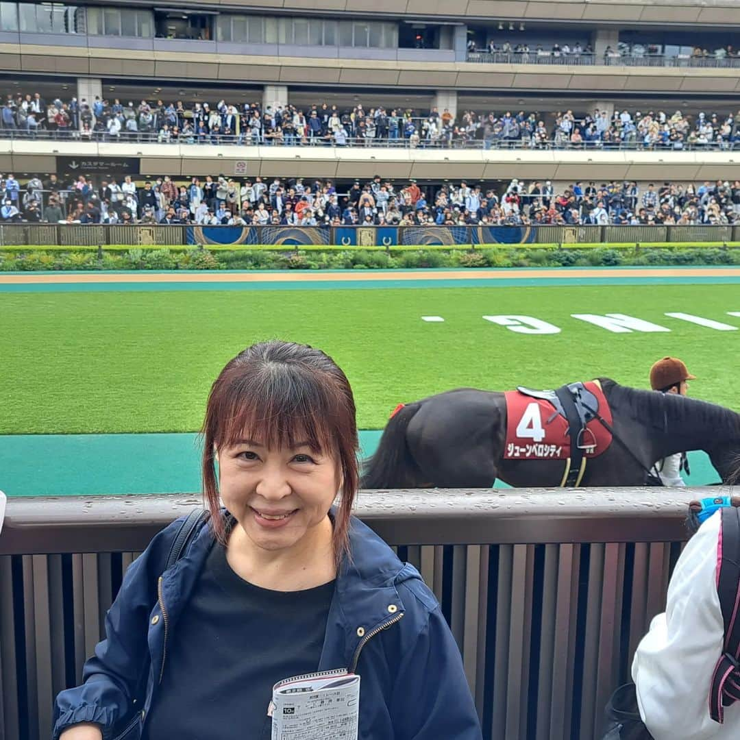 宇月田麻裕さんのインスタグラム写真 - (宇月田麻裕Instagram)「10/14-15　の馬券　#秋華賞　#東京ハイジャンプ　#府中牝馬ステークス     10/14　東京11レース　　#府中牝馬ステークス　GⅡ  #ディヴィーナ　　#ヴィルシーナ産駒  お母さんのように？2着が多かったけど、ようやく1着　おめでとう!!　単勝的中！  #ライラック　#オルフェーヴル産駒　3着　複勝的中！  好きな馬で単複的中。  秋華賞の軍資金ができしました(^_^)v     そして10/1５は、東京競馬場で観戦！　大雨☔  10/15　東京9レース　#東京ハイジャンプ　J-GⅡ  #マイネルグロン　#ゴールドシップ産駒　#石神深一ジョッキー　8番人気なこともあり、応援で複勝とワイド購入！的中！  キター！　石神ジョッキー＆スティゴールド産駒とのコンビ復活！　#オジュウチョウサン　の時のようにこれから活躍して欲しい!!  そして、応援していた　#ホッコーメヴィウス　4番人気複勝的中！  #ニシノデイジー　も買っていましたが、残念11着。　みんな無事で安堵した。     そして　京都11レース　#秋華賞　競馬場で大きなピションで観戦！  #リバティアイランド　は単勝1.1　儲けではなく記念で単勝馬券購入！　いやー、ほんと強い！　もちろん単勝的中！  2着　#ハーパー　複勝的中！  2-6-7　ハーパー　リバティアイランド　#マスクトディーヴァ　三連複　馬連的中！　馬単も買っていた記憶があるけど画像に残していない💦  東京9レースも買っていました。あし毛ちゃんなので応援？　#リバートゥルー　単勝いただきました。  みんな無事にゴールしてくれてよかった！」10月18日 20時34分 - mahiro_utsukita