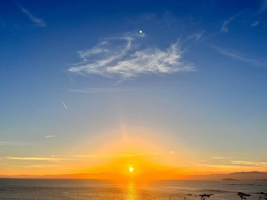 宇藤えみのインスタグラム：「光の虹🌈 葉山は空のいろ、海のいろ、太陽と月の動きでも季節を感じれる #暮らし#葉山」