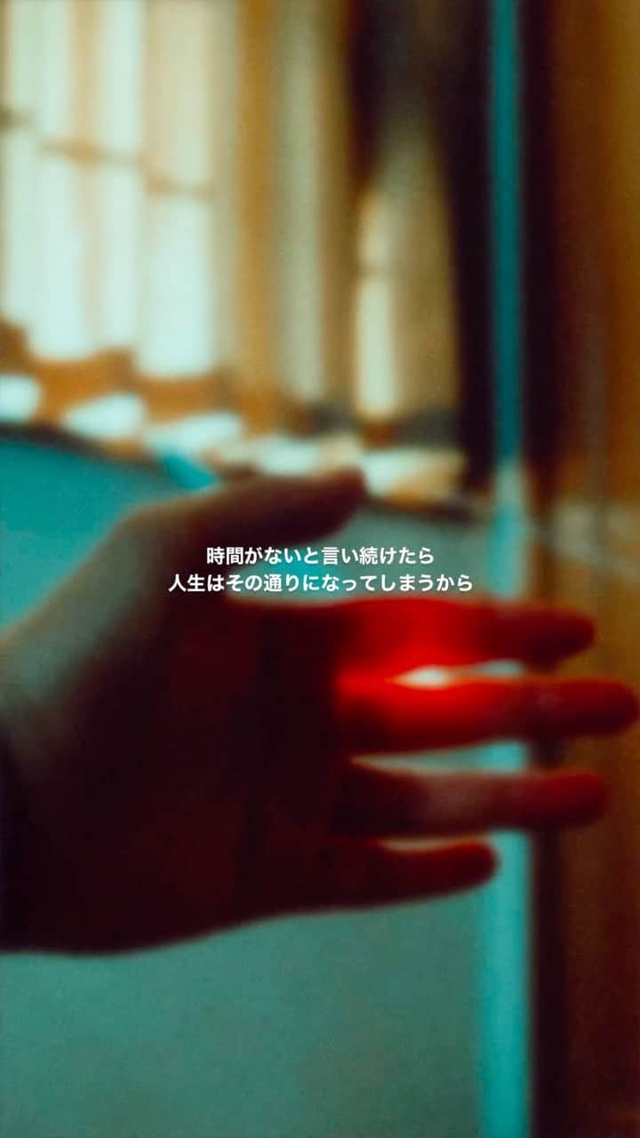 二宮愛のインスタグラム：「Time slips away from our hands, so easily and without a sound.   ________________ #familybeforeanything #family #love #time #howtospendit」