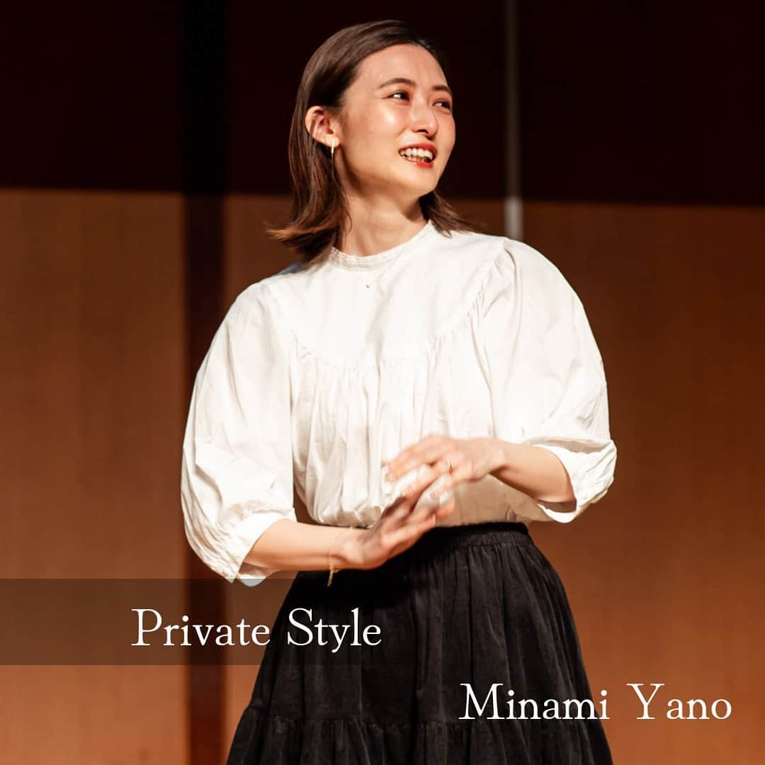 Dress the Life(ドレスザライフ) のインスタグラム：「Dress the Lifeメンバーをご紹介✨  -Minami Yano- 新卒で入社後ドレスコーディネーター, ショップマネージャーを経験し，現在はJoie de Treat 福岡店でジュエリーコーディネーターとして活躍中。 自分自身を磨き続け、常に花嫁様の憧れの的。その美しさから、弊社の宣材写真としてモデルを任されることも多いです。 「会社や商品の価値は自分で決まる」というEVERY(行動指針)といえば、この方😌💍  着用アクセサリーは @joiedetreat   #dressthelife  #すべての人生に彩りを #社員紹介 #秋服コーディネート #社員の私服 #オフィスコーデ #パーティースタイル #ゴールドピアス #モノトーンコーディネート #ミディアムヘア #働く姿 #オフィスカジュアル」