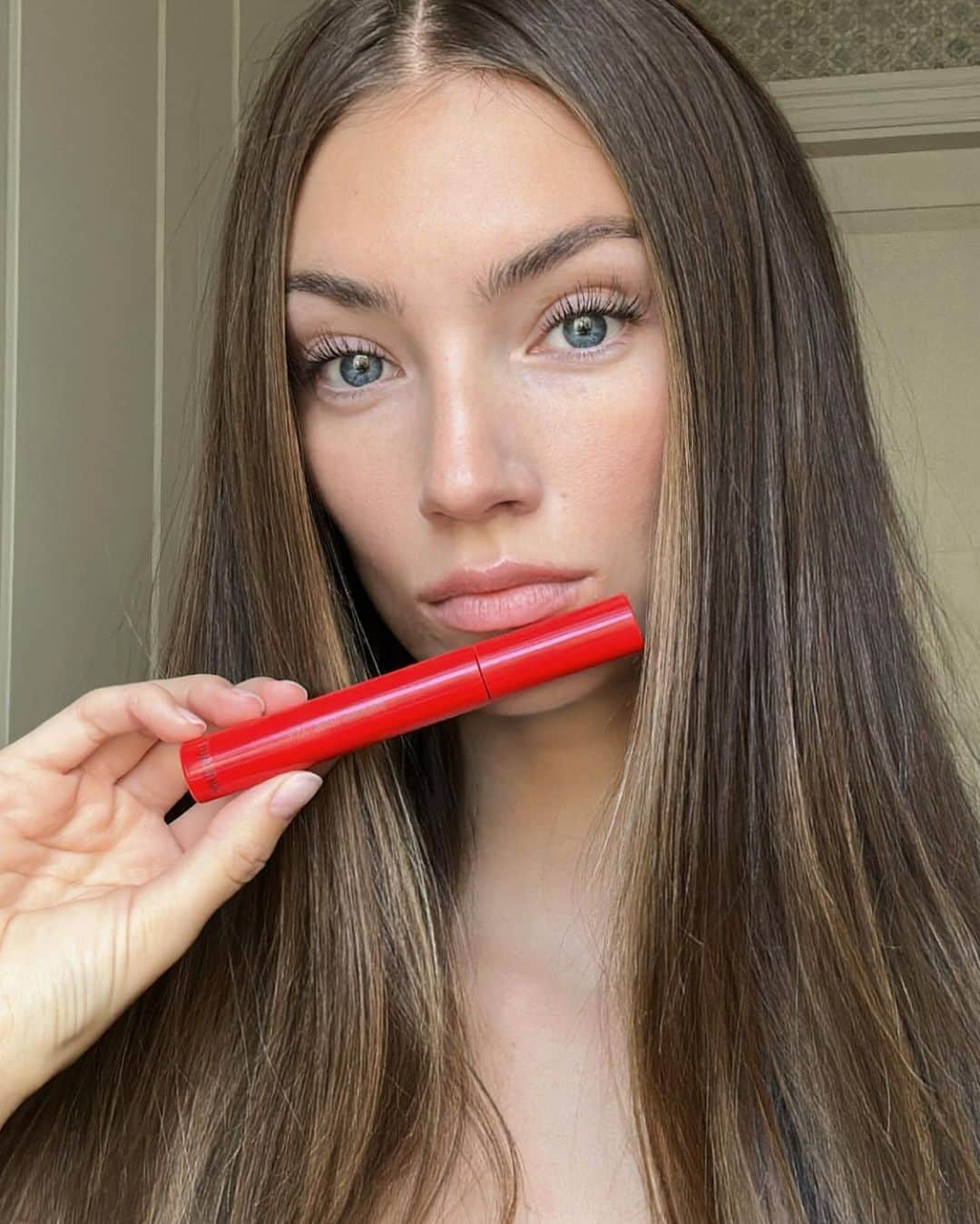 ロレーナ・ラエさんのインスタグラム写真 - (ロレーナ・ラエInstagram)「ANZEIGE | The first make up product I‘ve ever owned was a mascara. A natural and timeless lash look has always been my go to. With @hmbeauty new range of vegan mascaras you can create exactly that 🫶🏼 your very own make up story …  #MakeUpStories #HMBeauty」10月18日 20時35分 - lorena