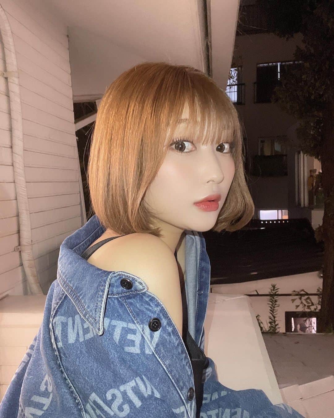 志田愛佳のインスタグラム：「. 顔周りにエクステ付けてボブにしてもらった💛 地毛もこのくらい伸ばしたいなぁ  いつもありがとう🐰 @riholog1001」