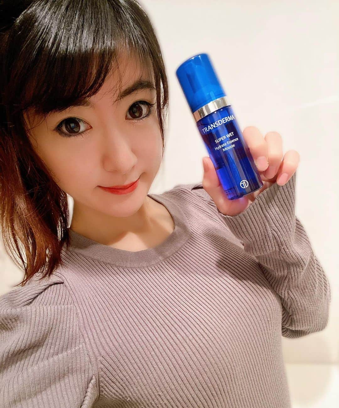 のインスタグラム：「トランスダーマ スーパーウェット ムースタイプ  @transdermafancafe   素敵なデザインでお気に入り☺️ 出すと泡がしゅわしゅわと気持ちよく、保湿がしっかりできる化粧水が出てきます✨他と違うこだわり感良いですね♪  化粧水の主成分である水にこだわり開発された化粧水です。 天然ミネラル水をビタミンCを触媒として還元イオン化した弱酸性水に、フィンランドの大自然の中で 育った「シラカバ樹液」、コンブから抽出した海藻エキス「フコイダン」をはじめ「クズ根エキス」 「キハダ樹皮エキス」などの天然保湿成分をたっぷりと配合✨  #トランスダーマ　#transderma 　#PR 　　#スキンケア　#毛穴　#ツヤ肌　#化粧水　#乾燥ケア　#化粧水おススメ」
