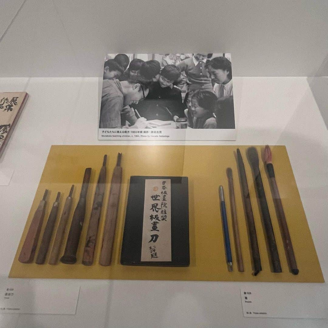 クリス智子さんのインスタグラム写真 - (クリス智子Instagram)「この表情が一番好きだったなぁ。  棟方志功の大回顧展、東京国立近代美術館にて。@momat_museum   戦前戦後、拠点を変えざるをえない中、 土地や出逢う人に影響されて作風も変わりながら、 展示の後半、青森、地元から。  「青森のほうからのいのちをこんどは南のほうへ ぶつけてやるというような形のものにしたい」  今日番組で、ゆっくりご紹介しました。 よかったらradikoでお聴きください👂✨ @good_813jwave   #棟方志功 #東京国立近代美術館  #版画好き」10月18日 20時44分 - chris_tomoko