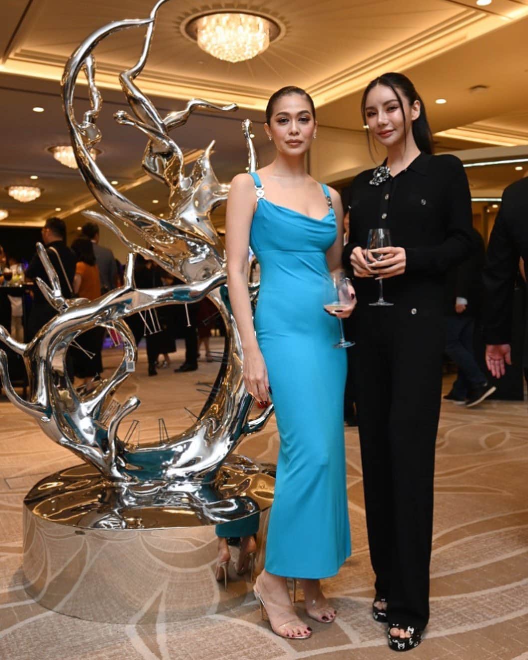キム・イムのインスタグラム：「Saw many interesting time pieces which I loveeeee and thank you for having me 😝🤍  With my fav at SWF media preview ❤️  @rwsentosa @vatanika」