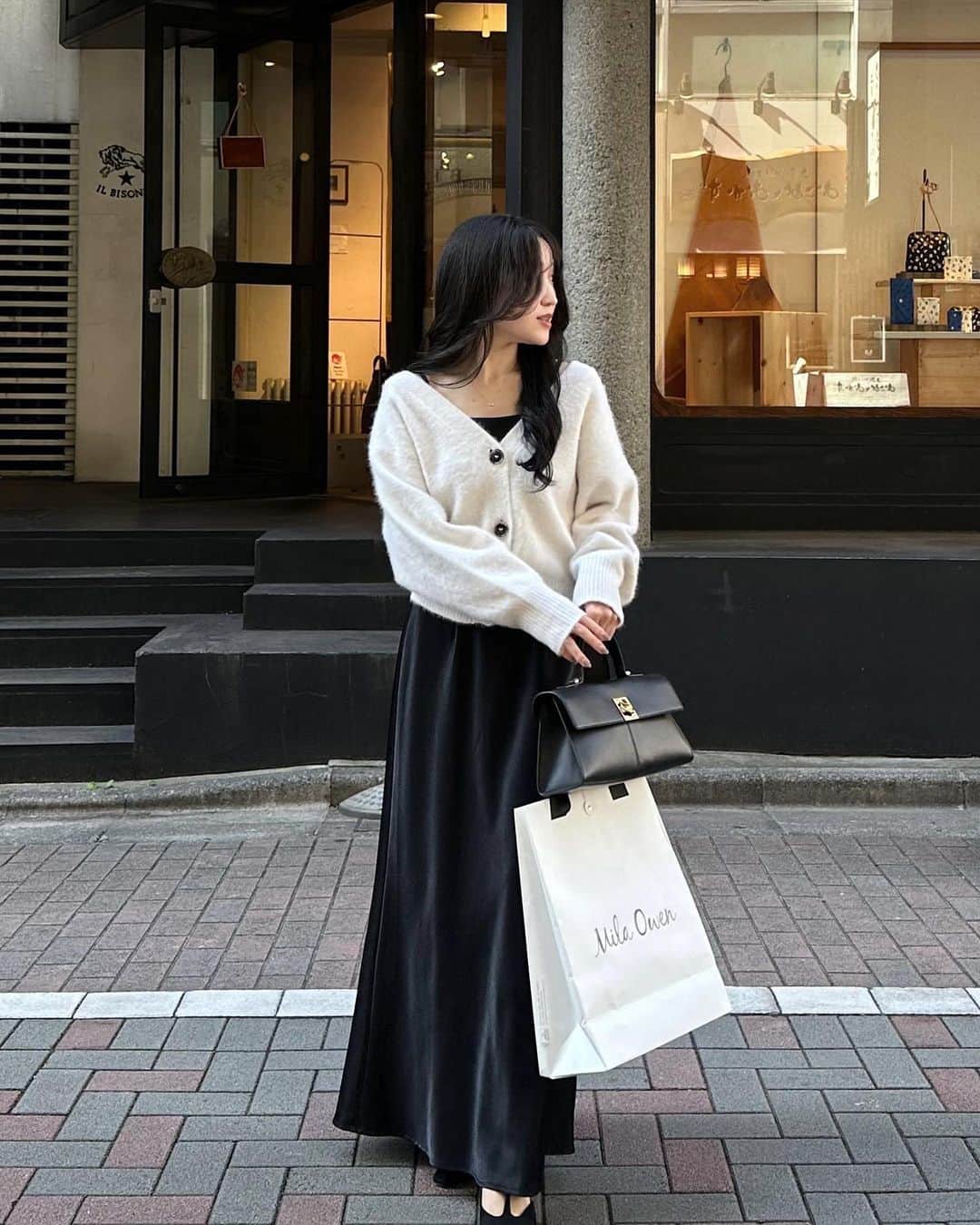 りぃのインスタグラム：「白の割合が多い最近のコーデまとめ🥚💋  ニット系は素材や柄がよく分かる白を選びがちなのですが 1枚目のカーディガンは この間お迎えしたばかりの子で。。✌🏻  形はシンプル、ふんわり毛羽立った 柔らかい印象のニットで 丈も程よく短め。 アイボリーの色味も好みのど真ん中でした…♡  金ボタンが可愛いツイードジャケットは 黒も買おうか迷ってるほど サイズ感が良くてお気に入りです🪿  アウター系はいくらあっても良いですよね 秋冬の顔ですし、、( ˆˆ )  みなさまは最近お買い物しましたか？🍂 ㅤㅤㅤㅤㅤㅤㅤㅤㅤㅤㅤㅤㅤ ㅤㅤㅤㅤㅤㅤㅤㅤㅤㅤㅤㅤㅤ ㅤㅤㅤㅤㅤㅤㅤㅤㅤㅤㅤㅤㅤ   #低身長#低身長コーデ #低身長ファッション#ニット#カーディガン#カーディガンコーデ #大人コーデ#白コーデ #ootdfashion#simpleoutfit#simplefits#simpleoutfit#outfitinspo #fallfashion #fallstyle#whiteoutfit」