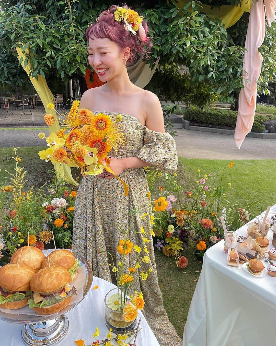 sakincho1028のインスタグラム：「ずっと通ってくれていて、結婚式が決まった時点でヘアメイクをおまかせで！って頼んでくださったお客さま。🌼 髪色もどうしようかね、って2人でしばらく悩んでたけど 前々日に、お花やドレスに映えるようにピンクにしようって今までのベージュヘアからガラリとピンクヘアに🌷 カラーもメイクもヘアスタイルも全部おまかせしてくれたので、はるなちゃんらしく、ハッピーに、キュートに。 どうもありがとうございました🤍 いつもかわいいけど当日はさらに可愛くって、ヘアメイクしてて私もドキドキワクワクした素敵な一日でした🕊🌼 そして伊藤さんのお花は本当に毎回とびっきりかわいいのです。  #hairarrange#hair#arrange#hairset#ヘアアレンジ#アレンジ#ヘアセット#豊橋#美容室#豊橋美容室#結婚式#ブライダル#ヘアメイク#メイク#花嫁#ウェディングドレス#フォトウェディング#ブライダルフォト#前撮り#出張ヘアメイク#ブライダルヘア#ウェディングヘア#花嫁ヘア#ピンクヘア」