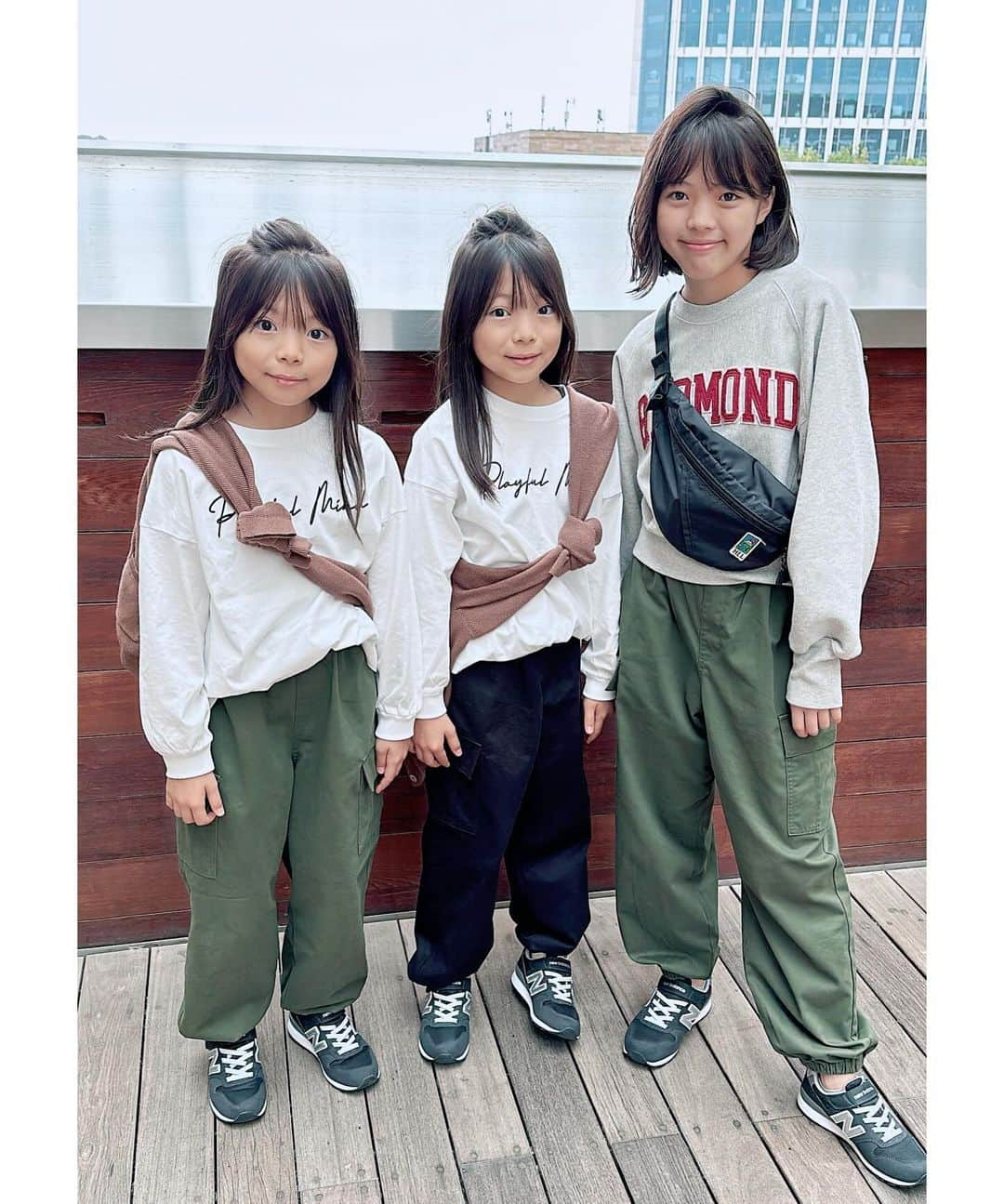 Yukiのインスタグラム：「三姉妹に新しいスニーカー👟を新調したよ🤗💓  デザインがお気に入りなのはもちろん、 子どもの足を想ったこだわりの機能がたっぷりなニューバランス❣️  　996シリーズは保育士認定で子どもの足の発育を考える上でとっても心強い一足👟  ぐらつきを防いでくれたり、こどもの足が自然に屈曲できるように靴先が曲がるように設計されてて👣 自然な歩行を実現してくれるよ☺️✌️💓  成長期でスポーツもそれぞれ頑張ってる三姉妹がこれからも健やかに成長してほしいなぁ👟❣️  #PR #newbalance #ニューバランス #子供靴 #キッズコーデ」