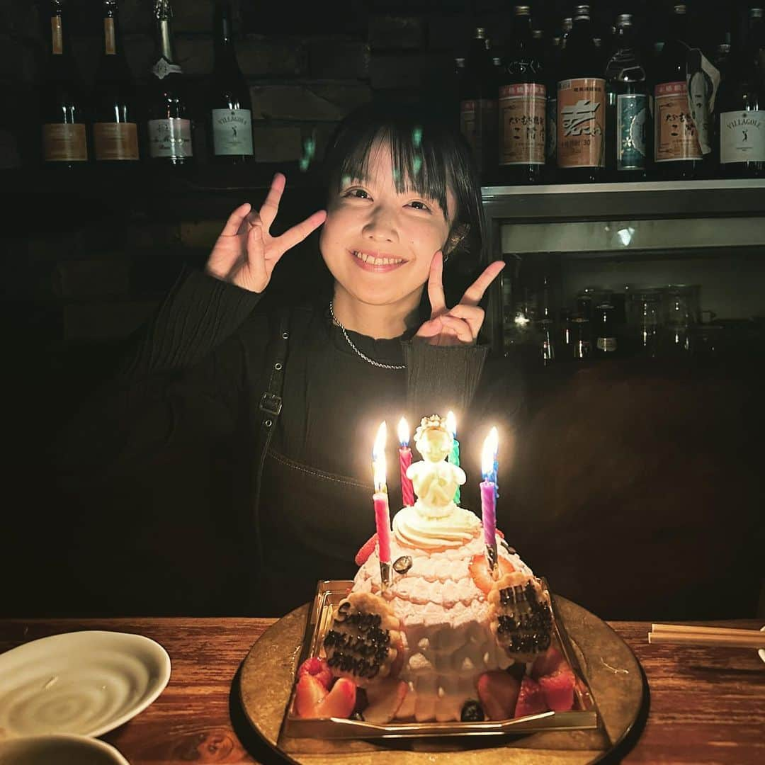 髙橋明日香のインスタグラム：「先日、勝兄やんに お誕生日の近いSangoさんと一緒に ひと足お先にお誕生日のお祝いしていただきました🥂  ケーキめちゃくちゃ可愛かった〜🎂  Sangoさんからオシャレなキャンドルと 勝さんからはイヤフォン🎁 めちゃくちゃ嬉しい！！！ 大切にします！ありがとうございます☺️  楽しい会でした✨」