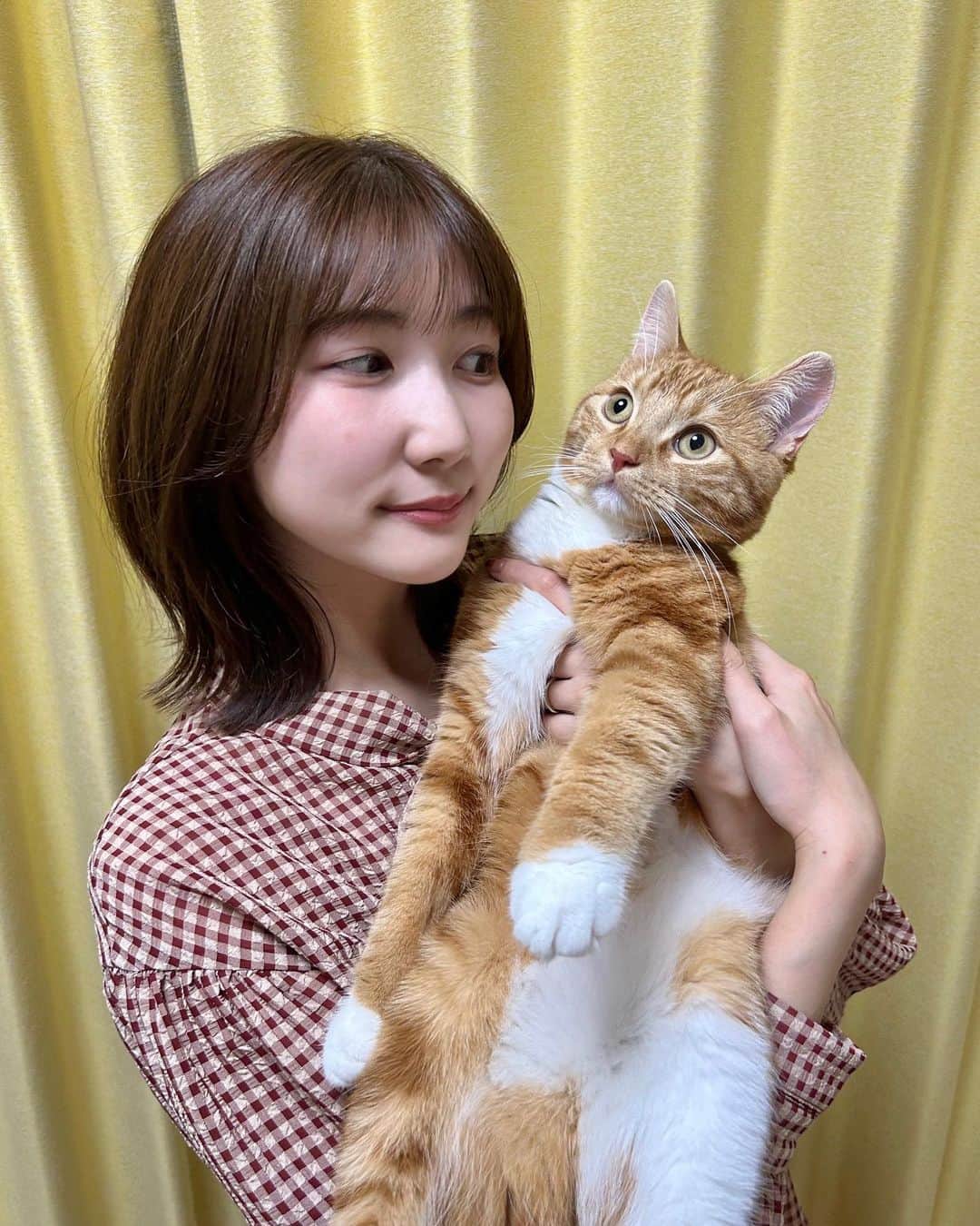 山﨑加奈のインスタグラム：「・ 髪切りました✌🏻 むにも大きくなりました🐈 ・ #相変わらず写真嫌い」