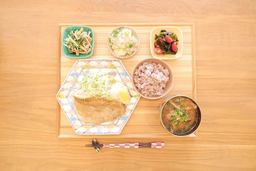 木村文乃 のインスタグラム：「*** 今日はちょっと特別に…✨  のどぐろの塩焼き 水菜としめじのおひたし 温かぶのそぼろ餡 トマトときゅうりとわかめの酢の物 のどぐろのあら汁 雑穀米ごはん  とっておいたとても立派なお魚🐟で のんびりまったり過ごす贅沢な夜。 明日が楽しみだな、みんなまた明日ね💌」