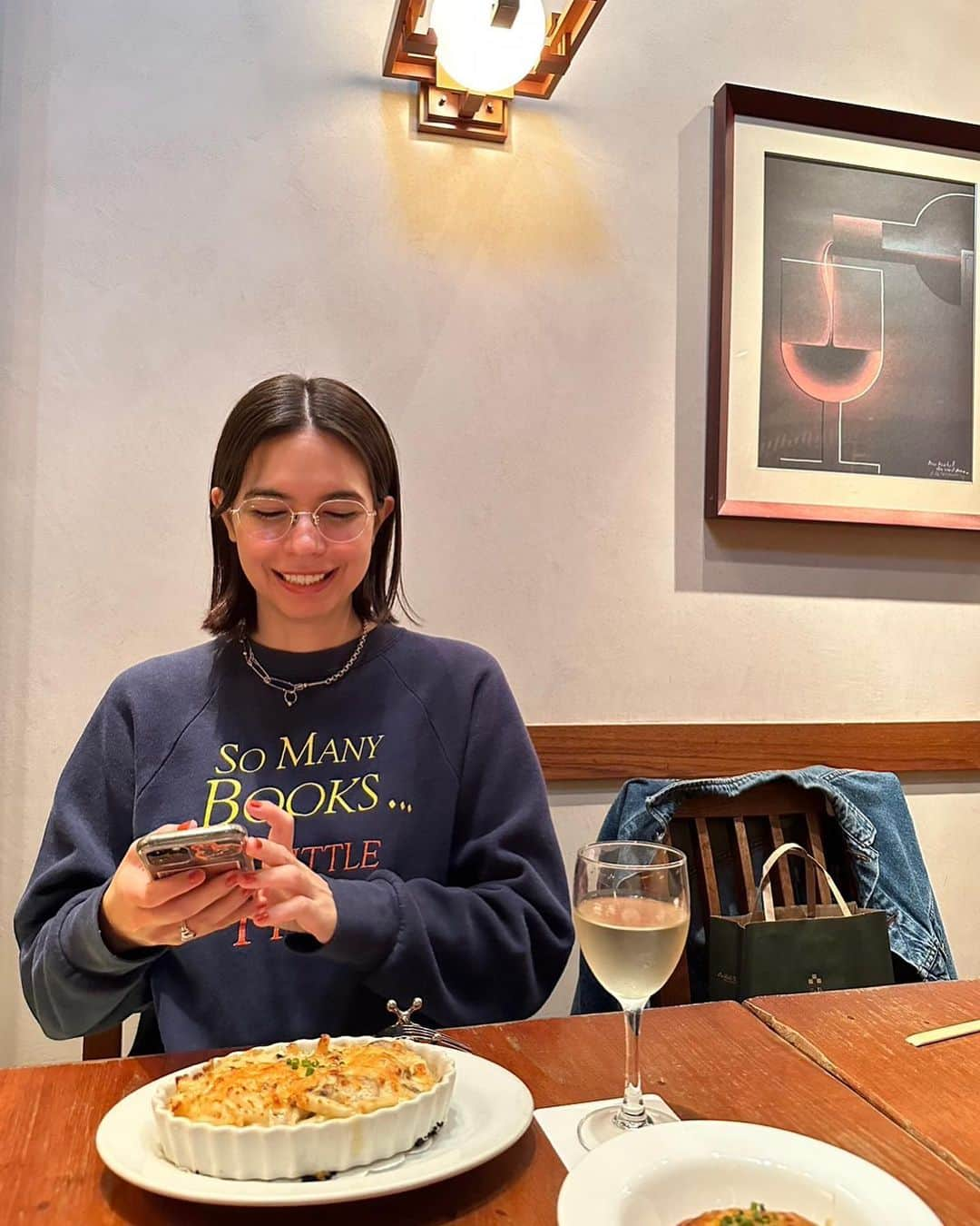 瀬奈ユウリのインスタグラム：「先日、グラタン始めをしたよ🥂🫕💖 いぇ〜い🕺💯 もう冬でいいのでは〜⛄️💫  ちなみに秋花粉にやられています🌾 皆さまもお大事にね〜〜！！  #グラタン　#gratin」