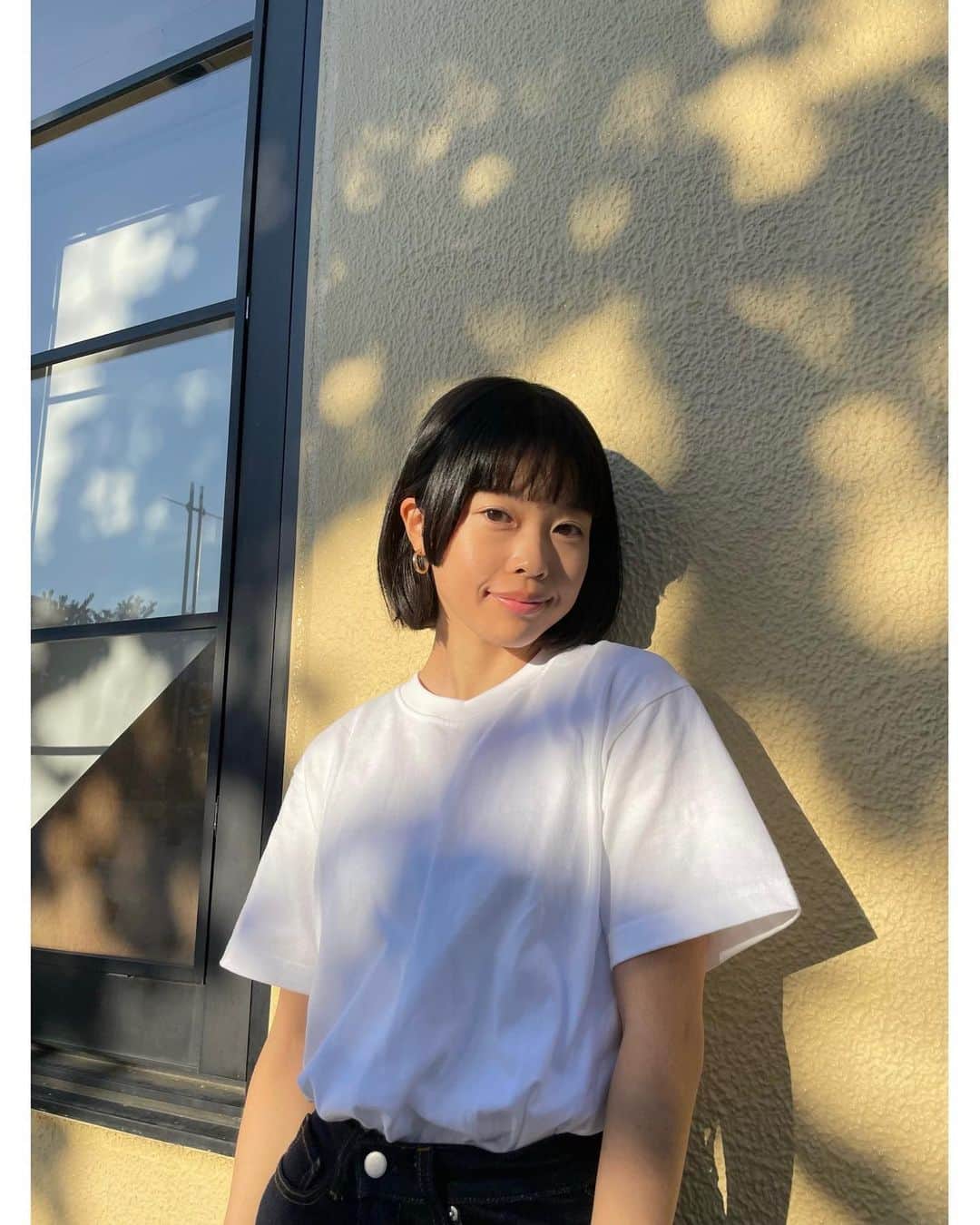 東咲月のインスタグラム：「Tシャツで過ごせる時間が少しでも続いてくださいと祈るばかり…🌛✴︎ 一瞬で過ぎていっちゃう秋のお昼に 日向ぼっこ！」