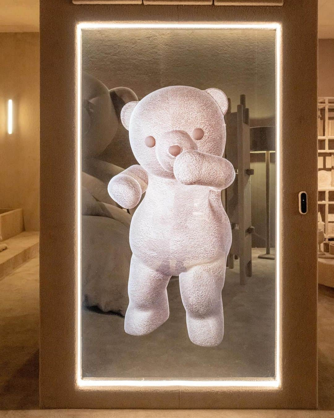 マックスマーラさんのインスタグラム写真 - (マックスマーラInstagram)「Designed with #MaxMara's signature camel tones and plush fabric inspired by the #MaxMaraTeddyBear, discover the Fluffy Residence in Chengdu to celebrate the #MaxMaraTeddyTen anniversary, now through October 29. Explore more at the link in bio.」10月18日 20時53分 - maxmara