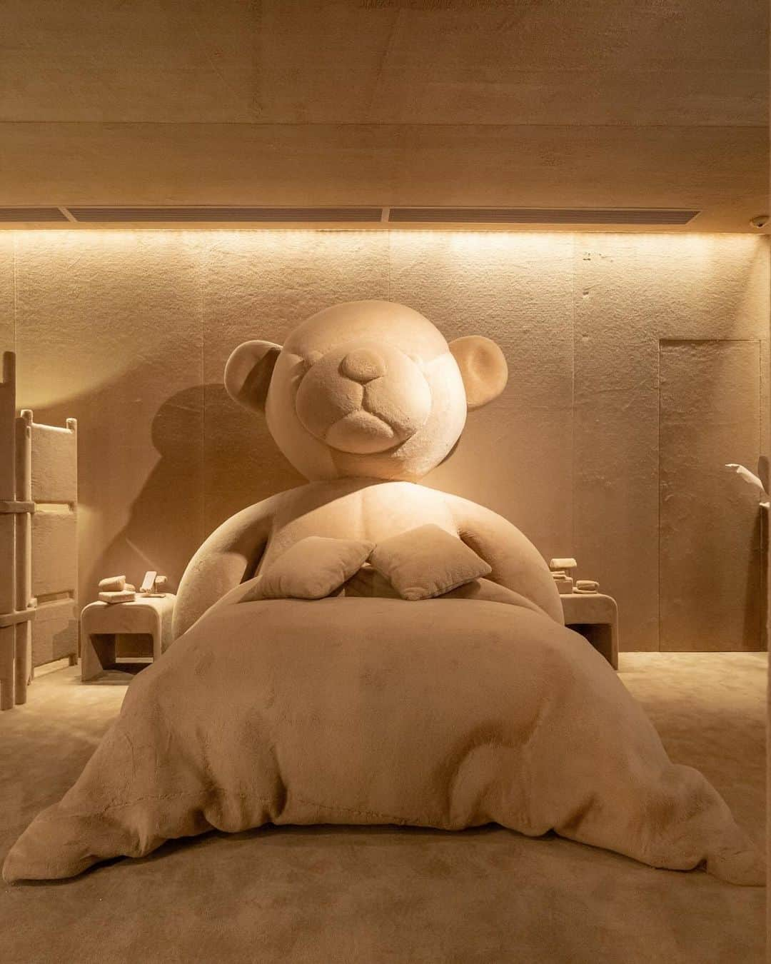 マックスマーラさんのインスタグラム写真 - (マックスマーラInstagram)「Designed with #MaxMara's signature camel tones and plush fabric inspired by the #MaxMaraTeddyBear, discover the Fluffy Residence in Chengdu to celebrate the #MaxMaraTeddyTen anniversary, now through October 29. Explore more at the link in bio.」10月18日 20時53分 - maxmara