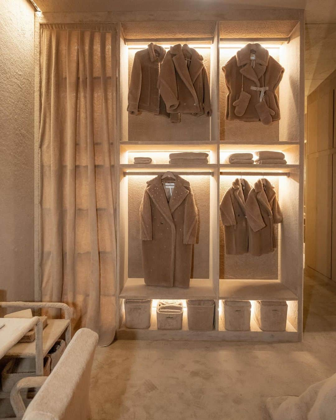 マックスマーラさんのインスタグラム写真 - (マックスマーラInstagram)「Designed with #MaxMara's signature camel tones and plush fabric inspired by the #MaxMaraTeddyBear, discover the Fluffy Residence in Chengdu to celebrate the #MaxMaraTeddyTen anniversary, now through October 29. Explore more at the link in bio.」10月18日 20時53分 - maxmara