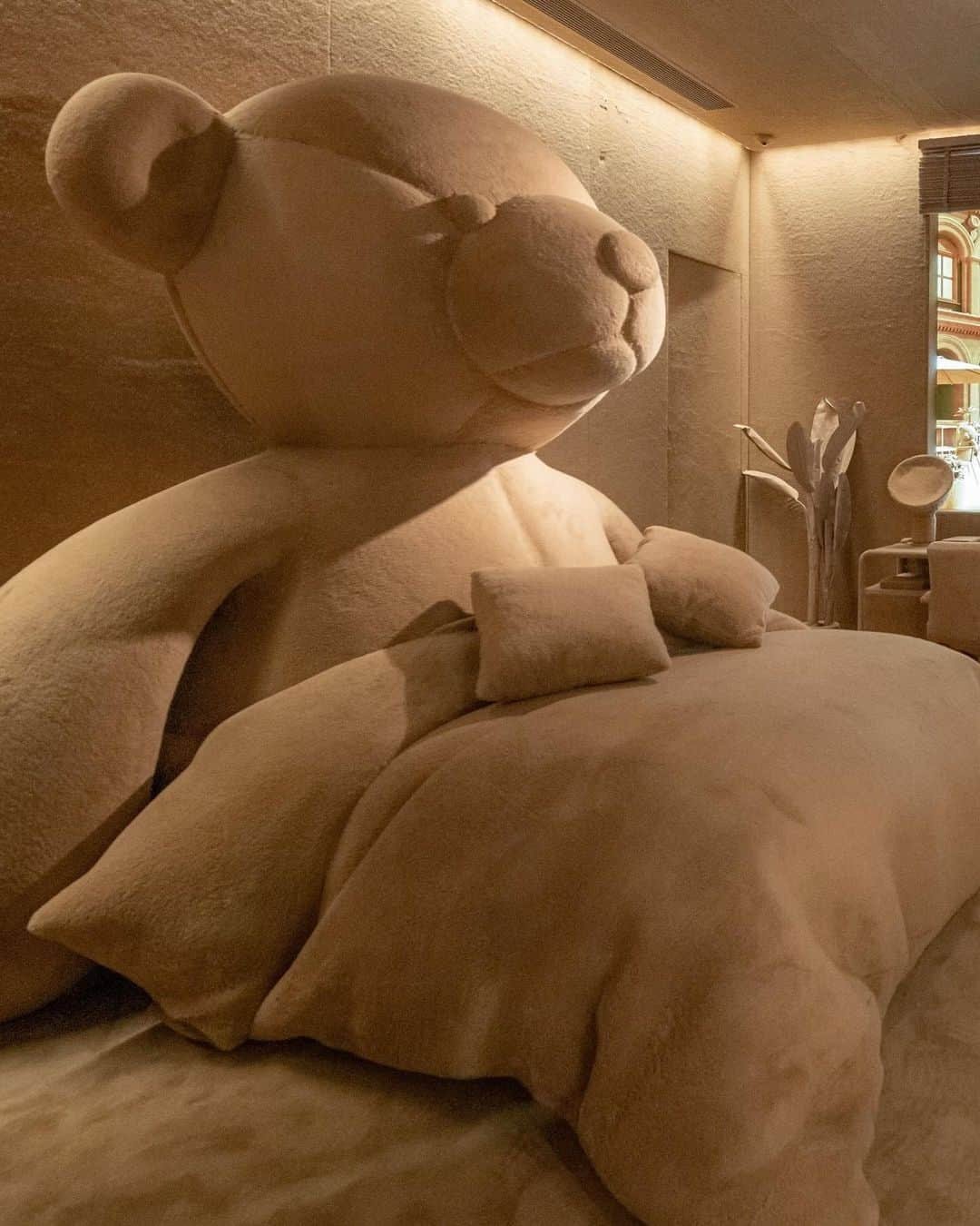 マックスマーラのインスタグラム：「Designed with #MaxMara's signature camel tones and plush fabric inspired by the #MaxMaraTeddyBear, discover the Fluffy Residence in Chengdu to celebrate the #MaxMaraTeddyTen anniversary, now through October 29. Explore more at the link in bio.」