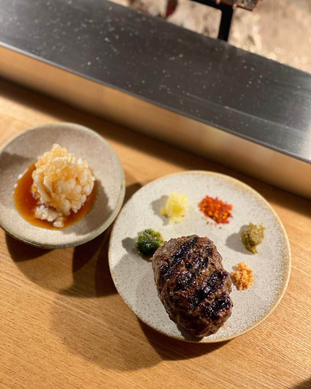 前川由希子さんのインスタグラム写真 - (前川由希子Instagram)「・ 挽肉と米 @hikiniku.to.come   何度、東京出張のときに行こうとしたことか。。 （朝起きれず、断念😭😂） とうとう福岡に来たねー。  「挽きたて、焼きたて、炊きたて」 まさに、挽肉と米をダイレクトに楽しむお店。 お米美味しいなぁ。 （隣の若者は5杯食べてた！！） いろんな薬味で食べれるの、楽しい。 青唐塩レモン、青唐辛子のオイル漬けが好みだったー。  @hikiniku.to.come  #挽肉と米  #挽肉と米今泉  #挽肉と米今泉店  #ハンバーグ  #お米  #白米  #炊き立てごはん  #挽きたて焼きたて炊きたて  #福岡グルメ  #福岡定食  #福岡ハンバーグ  #今泉グルメ  #今泉ランチ  #今泉ディナー  #今泉定食  #今泉ハンバーグ」10月18日 20時55分 - maekawa.yukiko