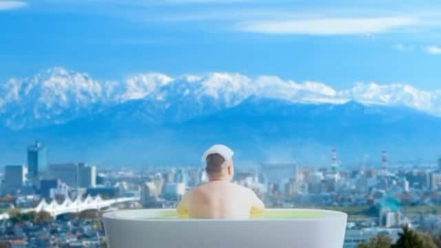 長谷川俊輔（クマムシ）のインスタグラム：「【お知らせ】 クマムシが 寒くなってきたこの季節！ 富山常備薬さんの入浴剤♨️ 『富山常備浴』のCMに出演しています👍  日本で1番売れてる入浴剤！  立山連峰をバックにした浴槽で 心も身体もあったかいんだからぁ🎶  【富山常備浴】と検索して皆さんもHPから是非注文してくださいませ！ Amazonでも買えます！   #あったかいんだからぁ  #お風呂  #bath  #富山常備薬  #富山常備浴   #CM  #嬉しい  #お風呂好き  #凄い好き  #いい香り  #是非」