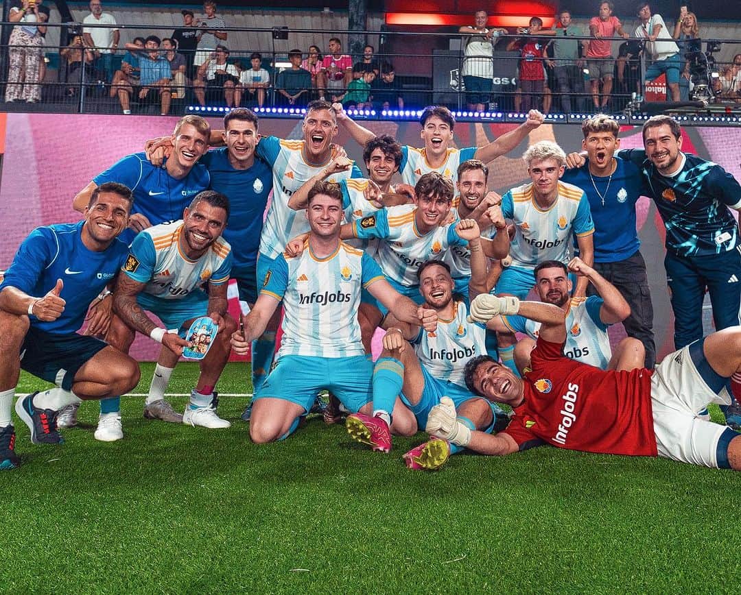 アウグスト・フェルナンデスのインスタグラム：「A todos esos Saiyans del mundo les cuento que he decidido no jugar esta próxima kingdom cup ya que por motivos de índole personal y laboral no podré dar garantías de poder desplazarme a jugar los fines de semana. Y no siendo conocedor de grises a la hora de competir, prefiero por una cuestión de respeto, no estar ni ocupar.  Gracias @saiyans_fc por el trato brindado, gracias compañeros por el cariño y el respeto, gracias mister @bombyromo77 por tu confianza, tu pasión y tu contagio, y gracias presi @grefg_official por hacerme parte de tu gran equipo!   Nos vemos en Enero… 😉🧡💙💪🏼」