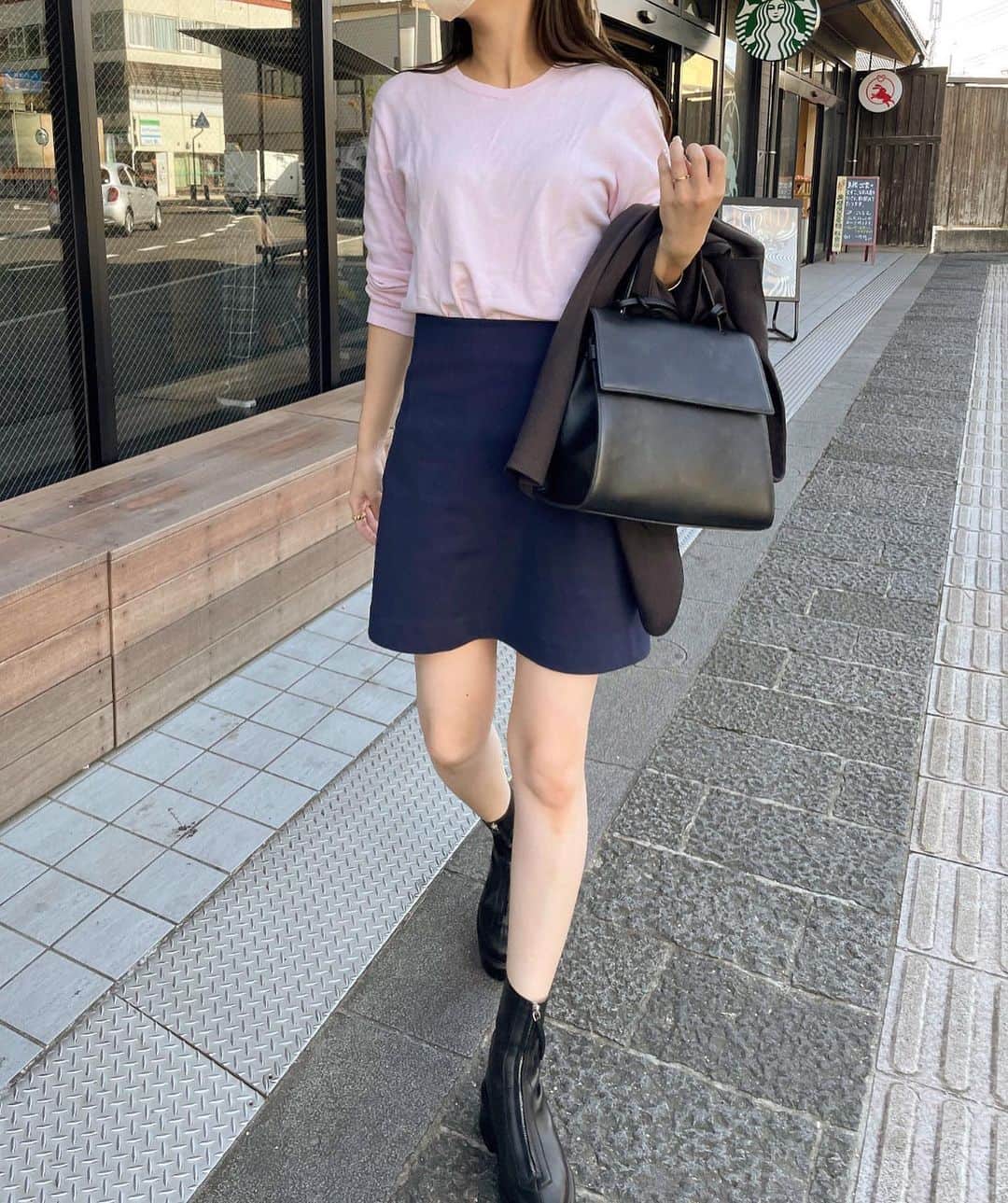 絵梨佳のインスタグラム：「UNIQLO×COS📢🖤  この前の質問コーナーでよく着用するブランド を聞いて頂いたのですが、この2つはかなり出番が多い！ そして毎シーズン必ずチェックしています✍️  お手ごろなお値段で購入できるアイテムでのコーディネートが真似しやすいです！とご意見頂いたので、少しでも参考になると嬉しいな、、、♡♡  #uniqlo #cos #ユニクロコーデ #ユニクロ購入品 #code #ootd #therow #xnihilo」