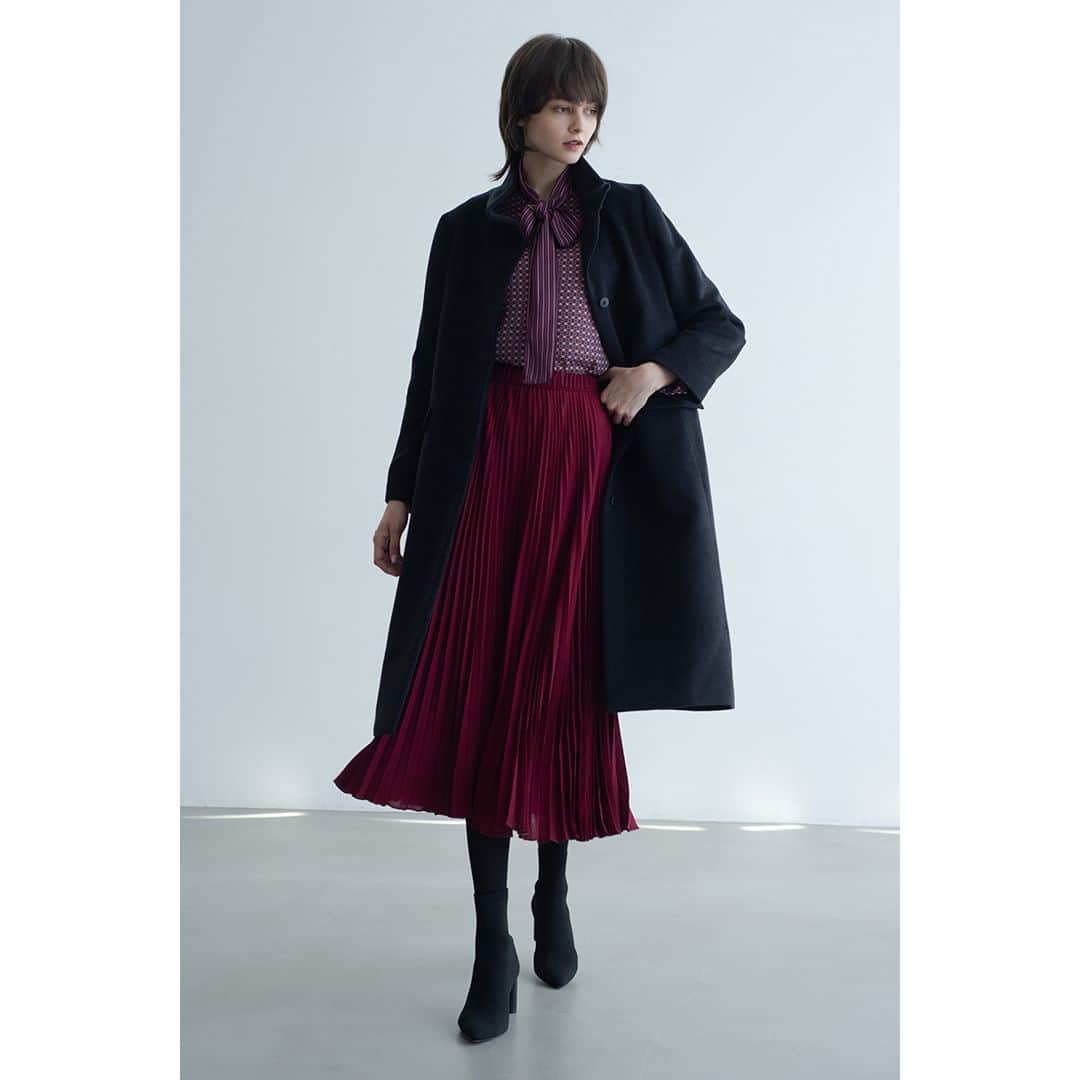 のインスタグラム：「2023 Winter Collection  COAT　30-32-26-707 スタンドカラーコート  BLOUSE　10-32-01-042 幾何＆ボーダースタンドボウタイブラウス 10月入荷予定  PANTS 30-32-09-625 ハイツイストシフォンプリーツパンツ  ※入荷時期は変更になる場合がございます。  新作は @naracamicie_jp プロフィールURLからチェック！  #ナラカミーチェ #2023autumn #2023aw #2023秋 #2023秋冬」