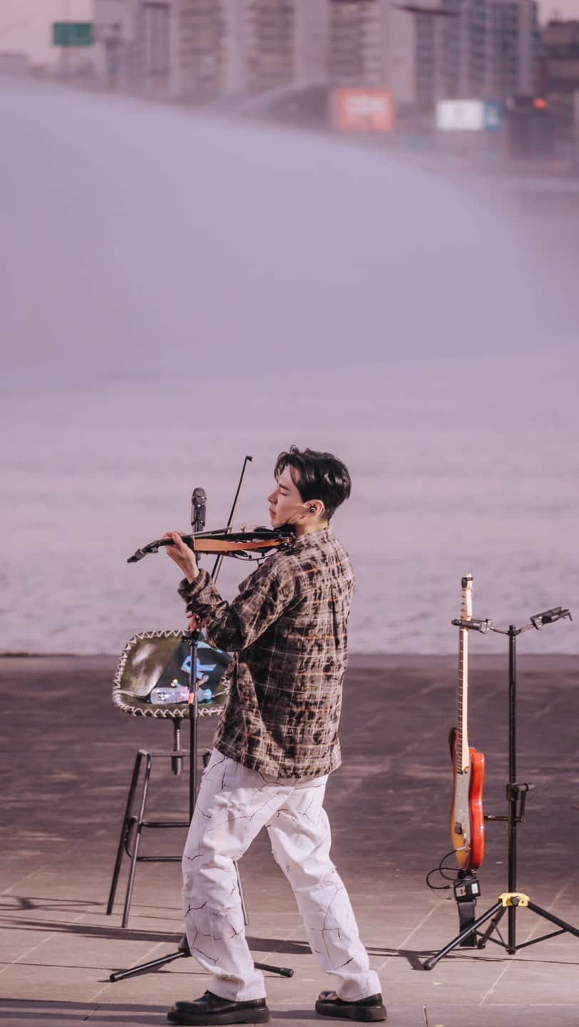 ヘンリーのインスタグラム：「I’ll be there 홀로 걷는 너의 뒤에  Singing till the end 🌅   🎥: @aprilran」