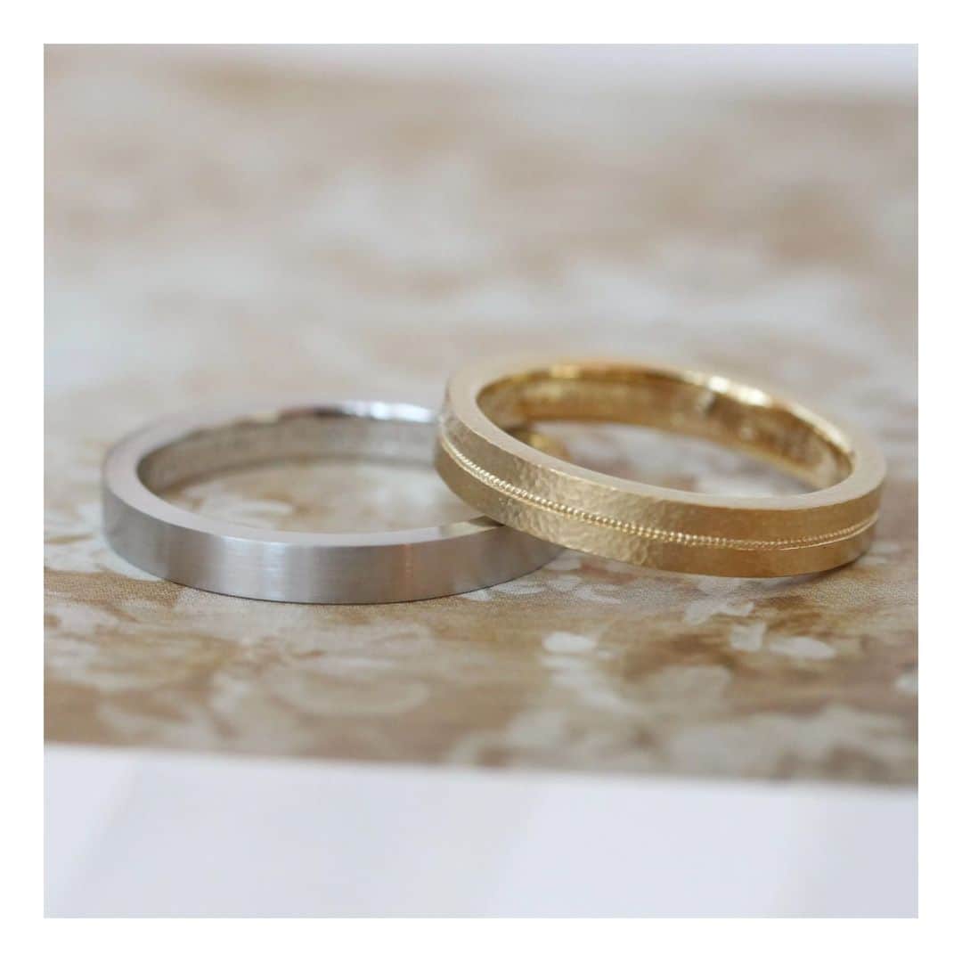 ith / イズ オーダメイド結婚指輪のインスタグラム：「平打ちというエッジのある形状でお仕立て。 ぴったりのサイズで制作し、着け心地も良い仕上がりに。  男性は落ち着いたプラチナとつや消しのデザイン。 女性の指輪はクラフト感ある表面に 洗練されたミル打ちの装飾を中央に施しました。  ▽ 指輪について 結婚指輪(男性)：クアトロ Pt950：120,000円〜  結婚指輪(女性)：槌目 秋 K18YG：146,000円〜  お問い合わせコード：14810  ***********************************  ⧉ ith 公式WEB @ith_marriage アカウントTOPへ  ☞ プロフィールURLをタップ  ⧉ 暮らしに寄り添うジュエリー ith online store ☞ @ith_jewelry  ***********************************  #結婚指輪 #マリッジリング #婚約指輪 #エンゲージリング #カスタマイズ #オーダーメイド #手仕事 #職人 #アトリエ #平打ち #秋 #ミル打ち #ミル」