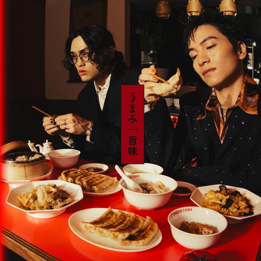 SIRUPのインスタグラム：「SIRUP x The Crane "UMAMI" - dropping 10/25  大家叫他SIRUP，但我都叫他，日本Indie R&B之王👑（The Crane）  大好きな台湾のR&BアーティストThe Craneとのコラボ曲、来週リリース！ その名も「UMAMI」、どんな旨味かお楽しみに🔥（SIRUP）  ◆Music Music : SIRUP / The Crane @theqrane / whoosh @heywhoosh / GILLA @gillatrack Lyrics : SIRUP / The Crane Sound Produced by whoosh  Recorded by Hiraku Someno (SIRUP) @hirasome Recorded by The Crane at Playtone Studio (The Crane) Additional Vocal Editing by J-Jyun Ciou @ciou_jj Mixed by Hiraku Someno Mastered by Joe LaPorta (Sterling Sound) @jlaportamasters  A&R Director : Koki Honmyo @koki_hjp English Lyrics & Pronunciation Supervision (SIRUP) : Daniel Takeda @daniel_takedaa  ◆Artwork Photo by haruta @harutaaaaaaa Desidned by Jyun-cih LI @jyunccihli Hair: TAKAI @rr_takai_ Stylist：Anthony Ho (The Crane)」