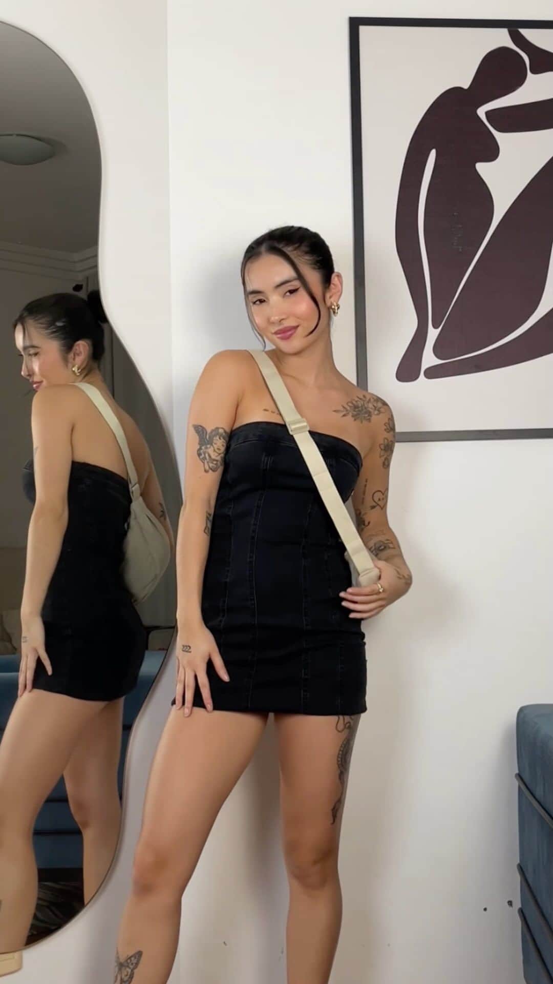 ロジャス・レナーのインスタグラム：「Procurando um look responsável para o almoço em família? A @sarinagomess tem a inspiração perfeita! 😍 Por aqui, é super fácil combinar sustentabilidade e estilo, já que 8 em cada 10 das nossas peças de roupas são produzidas com menor impacto ambiental. Garanta suas favoritas pelo site, app e lojas. #SomosRe #SquadTáNaRenner #LookInspiração #ModaResponsável   blusa cropped sem manga 662473413 | calça wide leg jeans 840649620 | saia curta em jeans 864655733 | jaqueta jeans 582684798 | tênis jogging 851444611 | vestido curto em jeans 841256271 | camiseta manga curta 874264904 | saia curta jeans com fendas 843665449 | óculos de sol quadrado 806460444」