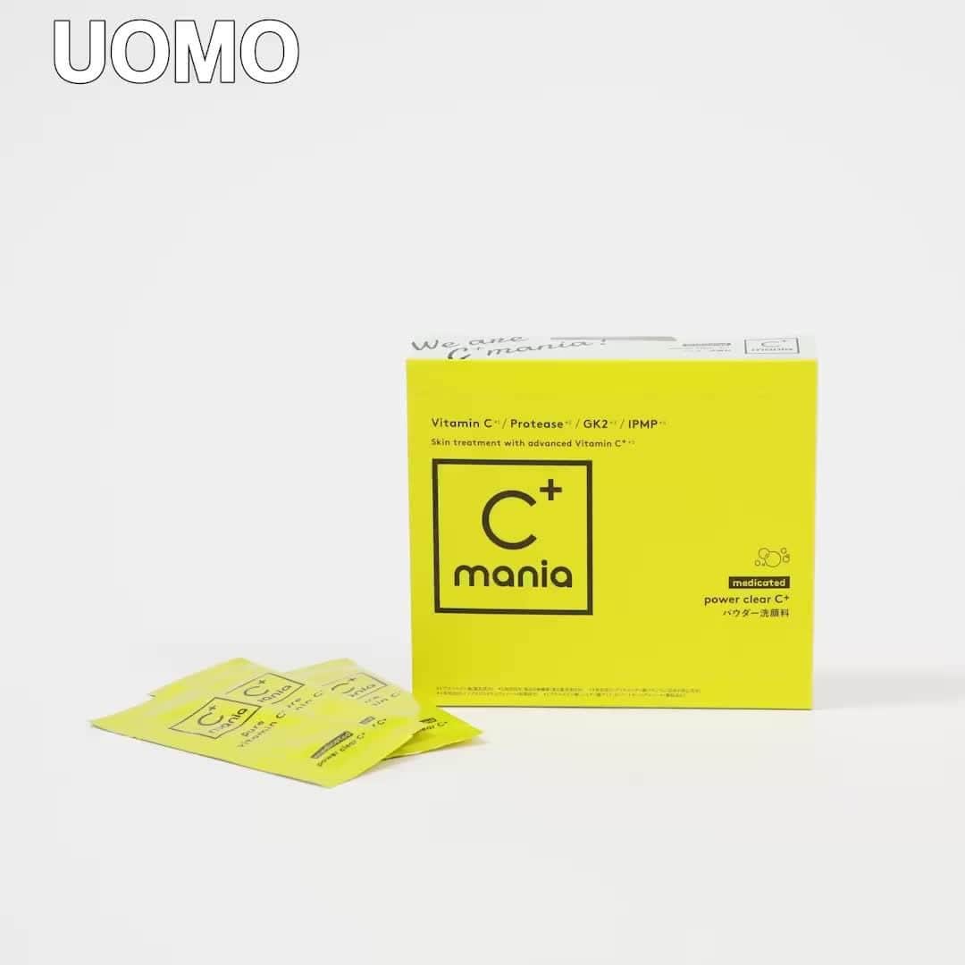 のインスタグラム：「エディター私物 C＋maniaの薬用パワークリアC＋  夏を経て、改めて自分の肌を見てみると超気になるのが毛穴。「あれ、こんなに目立ってたっけ？」とショックを受けながら、なんとかせねばとたどり着いたのがビタミンCを配合したこちらの洗顔料。  1包ずつ小分けに包装されているものが30包入っており、手のひらに1包分をとり少量の水で泡立て洗顔するだけ。毛穴汚れもしっかり落ちて、洗い上がりに潤いも感じ、自分の肌がワンランクアップした気すらする。  ビタミンCを味方に、夏でダメージを受けまくった肌環境を整えていきたい。  UOMO編集 倉田  #エディター私物　#Cmania  #uomo #uomo_magazine #webuomo」