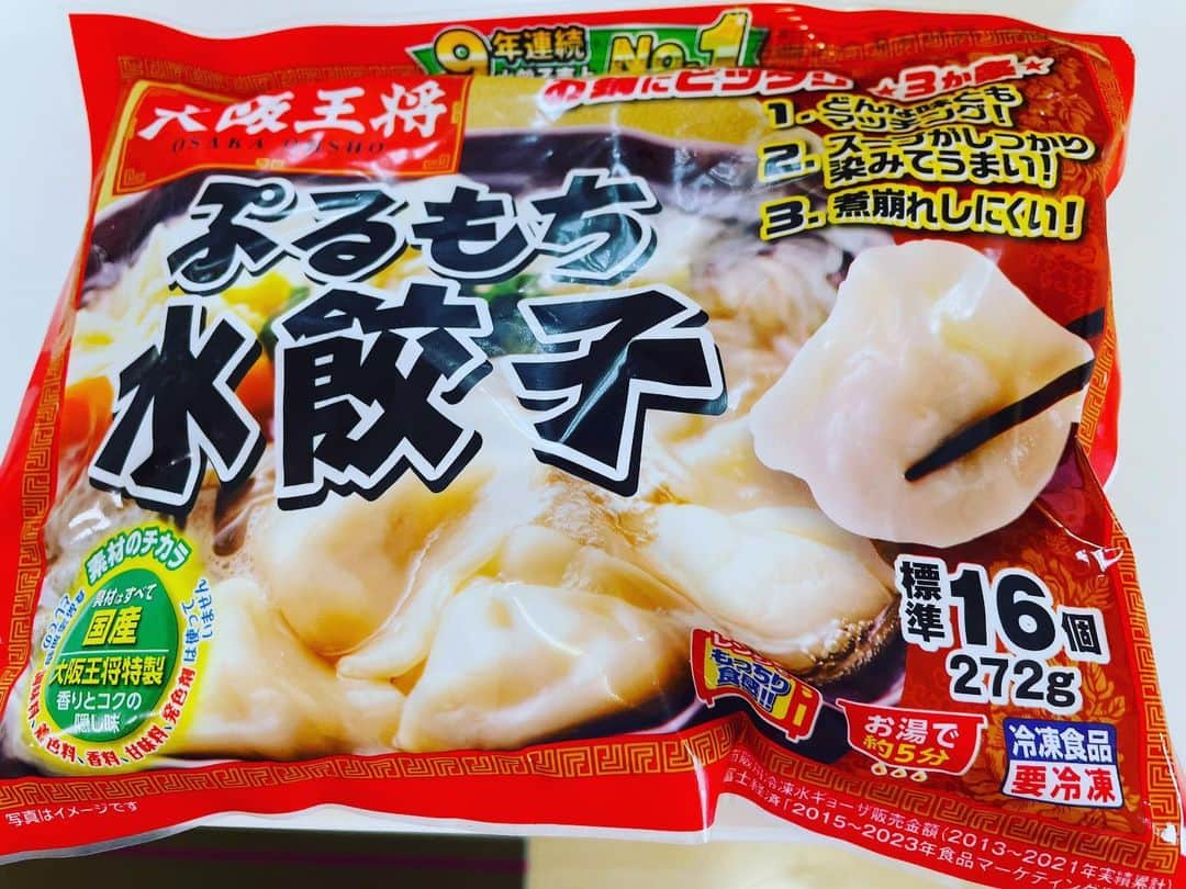 向清太朗のインスタグラム：「餃餃餃〜！ 冷凍食品の大阪王将さんぷるもち水餃子だ餃〜！ 今回は天下一品監修の白湯鍋スープで！ わー！正直箸で持てないくらいのプルプル！ プルプルを掴むために俺の手もプルプルになってる餃！ こってりの旨みのスープで生姜が効いた水餃子はマジで最高！ 信じられないくらい美味しくてどんどん鍋に入れてしまう魅惑的な水餃子だ餃〜！  #餃子 #ぷるもち水餃子 #水餃子 #餃子君 #家の餃子もいいよね #昼に食べたんだけど #もう既に飲みたくなっている #お前は既に飲みたくなっている #食欲のケンシロウ #スープに絡むので超合う #最高 #いや西郷 #天津向 #川島ねごと #餃餃餃」