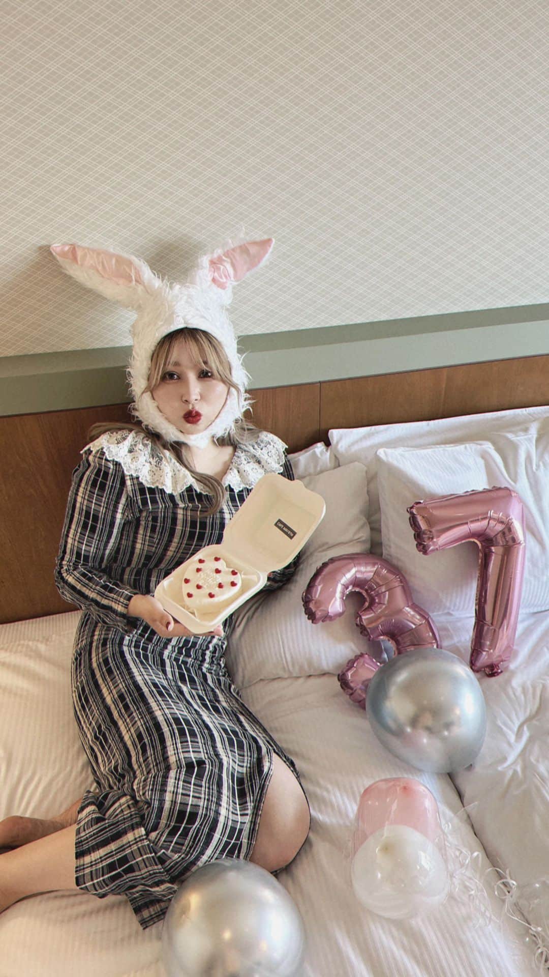 puinpiのインスタグラム：「MY BIRTHDAY !!!!  気がつけば37歳になりました♡  そして私、友達にびっくりするサプライズしてもらた…  目隠しされて、移動して 目隠しとったら  そこは、バースデーパーチー会場だった…  ワンピースに着替えて、ほれつけろ！て うさぎかぶって🐰  風船いっぱいのベッドに ハート柄のバースデーケーキ🎂♥️  びっくりしすぎて、フリーズしてしまたけど 着替えてうさぎかぶったら、気がついたら踊り狂ってた←  改めて思ったなぁ、 何歳になったって、かわいくて楽しい事は大好きで。 私の心を踊らせて、こんなに嬉しい気持ちになるんだなぁって。  素敵な日にしてくれて、ありがとう♡ 大好きやで♡   みく、えりか🐰 仕返ししたるからな🥹♡？← 覚えとけよ🥹？  #誕生日#バースデーサプライズ#バースデーパーティー #うさぎ#ハロウィン#ワンピース#チェックワンピース #Pui#Puishop#バースデーケーキ#バースデープレゼント」