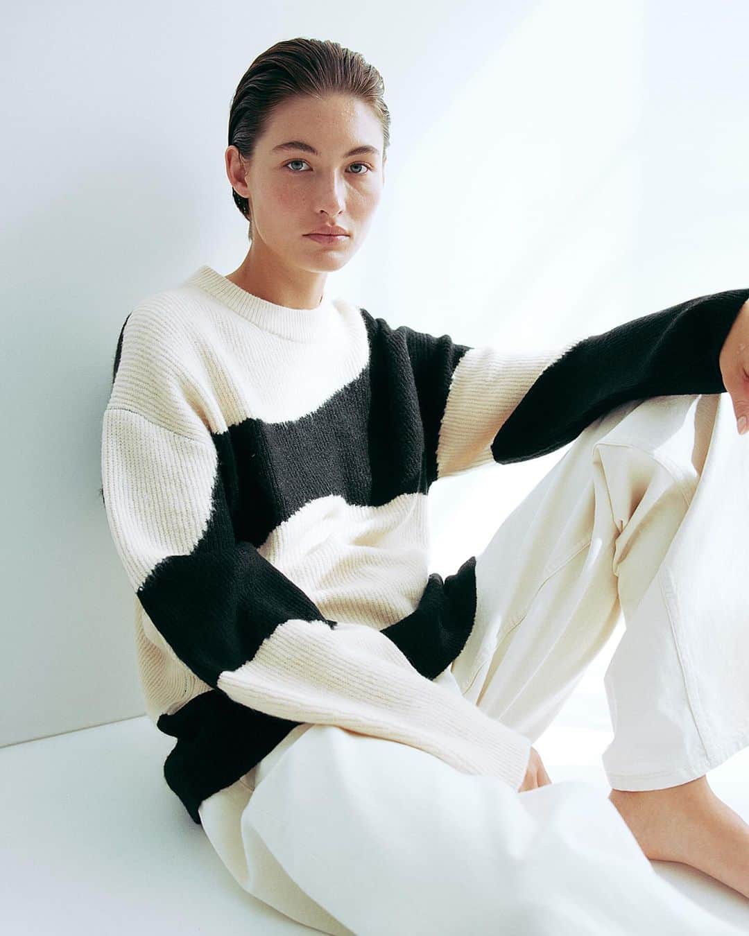 H&Mのインスタグラム：「Two ways with classic monochrome stripes. #HM」