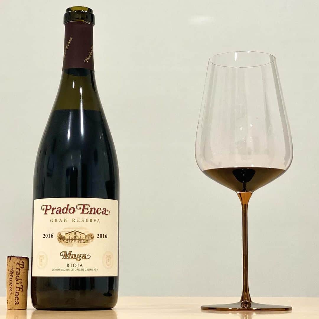 エンリケ・ソラ・クレメンテさんのインスタグラム写真 - (エンリケ・ソラ・クレメンテInstagram)「Prado Enea Gran Reserva 2016 de Bodegas Muga. Tempranillo, Garnacha, Mazuelo y Graciano de una cuidadosa selección de parcelas ubicadas al noroeste de La Rioja Alta, en los municipios de Sajazarra, Cellorigo y Fonzaleche, de suelos arcillo-calcáreos y aluviales a 550-600 msnm. Fermenta en tinos de roble y se cría durante 36 meses en barricas de roble francés y americano. Finura, precisión y elegancia…uno de los grandes clásicos riojanos. Degustado en Eisch Allroundglas ESSENCA SENSISPLUS COPPER EDITION bold & rich. Bodegas Muga es una empresa familiar fundada por Isaac Muga y Aurora Caño en 1932 ubicada dentro del emblemático Barrio de la Estación de Haro. Se trata de un edificio bicentenario con gruesos muros de piedra que preservan las condiciones óptimas y que, en combinación con tinos y barricas de madera construidos en su tonelería, forman un binomio perfecto para el cuidado de los vinos. Los viñedos que dan el fruto con el que se elabora este vino se encuentran situados en tierras de cultivo muy especiales, ubicados en las faldas de los Montes Obarenes, encarados al sur, con un terruño de una calidad excepcional, características que hacen que la uva tenga una larga y cuidada maduración. Tanto es así que la cosecha de Prado Enea es siempre la última en entrar a la bodega donde se procede a seleccionar las mejores uvas para elaborar su Gran Reserva. Son la única bodega de España con un maestro cubero y tres toneleros propios. Elaboran sus barricas con el mejor roble, dándoles el tostado interior adecuado para conseguir vinos de carácter único.  #pradoenea #pradoeneagranreserva #pradoenea2016 #riojawine #barriodelaestación #granreserva #eisch #tempranillo #winetime #bodegasmuga #muga #topwine #winewednesday #wednesdaywine」10月18日 21時04分 - kike_sola