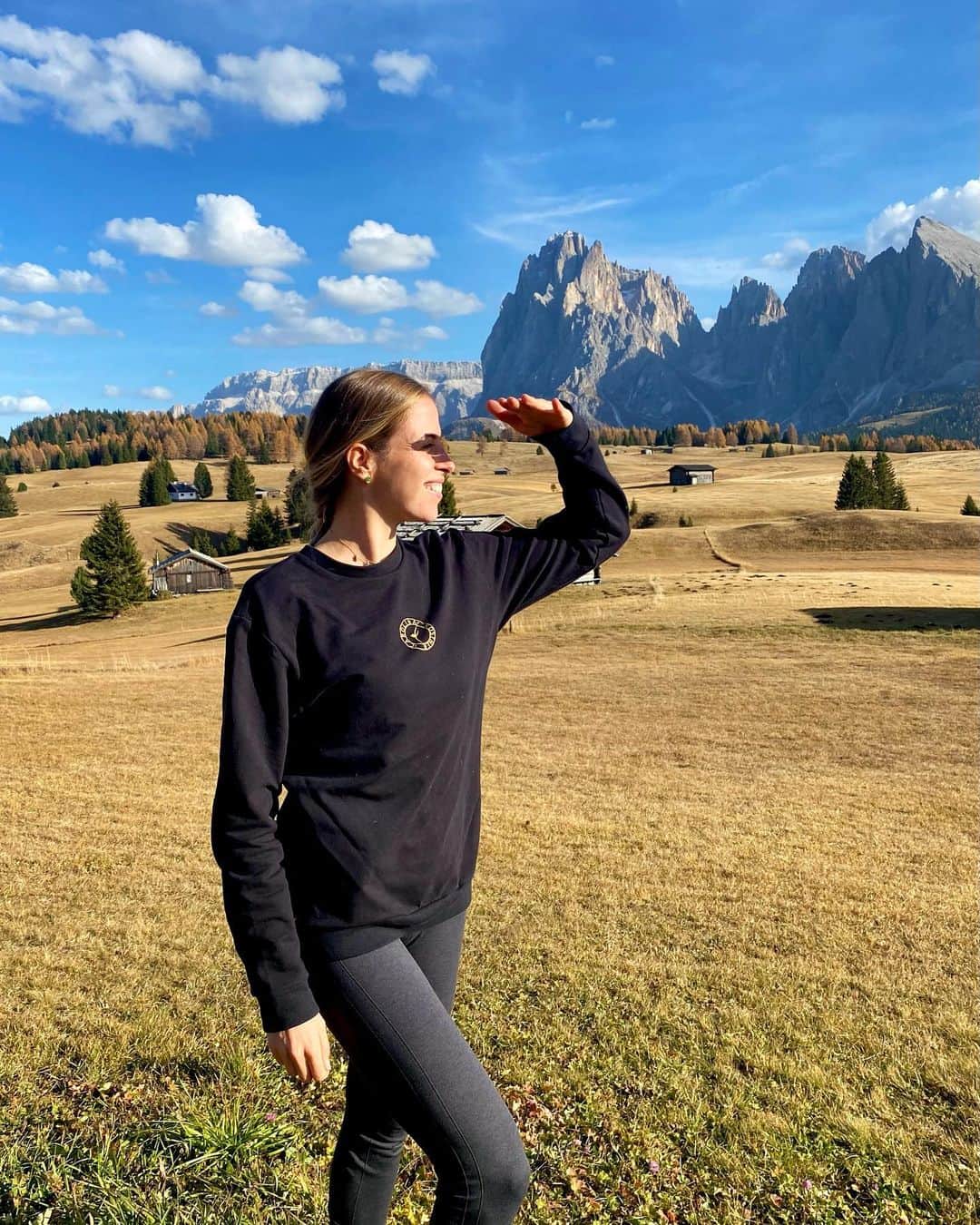 カロリーナ・コストナーのインスタグラム：「Circondata dalla bellezza del luogo che ho la fortuna di chiamare casa 🍂🍁☀️ Surrounded by the beauty of the place I am lucky enough to call home」
