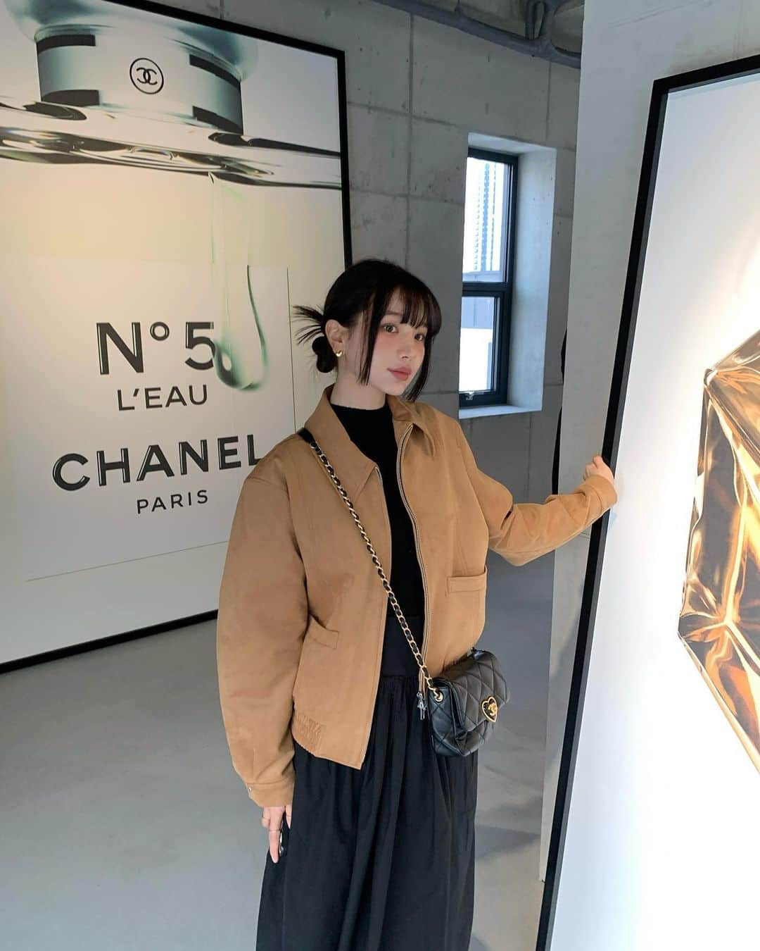 ディニさんのインスタグラム写真 - (ディニInstagram)「#광고 @chanel.beauty.korea 지금 제일 향기로운 곳. 샤넬이 초대하는 두번째 향수 여정.. ❃ ॰｡˚♡ 샤넬 조향 마스터클래스를 성수동에서 만나볼수있다해서 다녀왔어요 🏰  샤넬 퍼퓨머를 통해 가브리엘 샤넬의 특별한 이야기를 담은 레 젝스클루시프 드 샤넬의 역사 전반에 걸쳐 함께 해 온 철학과 그 안에 깃든 개성으로 이야기를 써내려간 향수로 구현한 컬렉션, 시그니처 향기에 관련된 주요성분에 대해 깊이있고 흥미로운 이야기를 듣고 경험 할 수있어 더욱 특별하게 느껴지는 공간이었어요. 🌿⚗️🫧  클래스를 다 듣고난 뒤 제 코가 선택한 픽은 1957과 베쥬.. 🤎🥸🤎 조향 마스터클래스는 카카오톡 선물하기에서 샤넬 향수를 비롯한 메이크업, 스킨케어 제품을 선물하면 특별한 향수 프로그램 서비스에 예약할수있는 초대권을 드린대요. 💌  1층에 마련된 레 젝스클루시프 드 샤넬 공간은 예약없이 워크인으로도 방문가능하니 성수동가실때 나만의 향기 찾으러 가보시길 추천해봅니다... ✨✨  #CHANELPARFUMEURMASTERCLASS #샤넬조향마스터클래스 #샤넬향수 #샤넬뷰티 #chanelbeauty」10月18日 21時04分 - keemdani