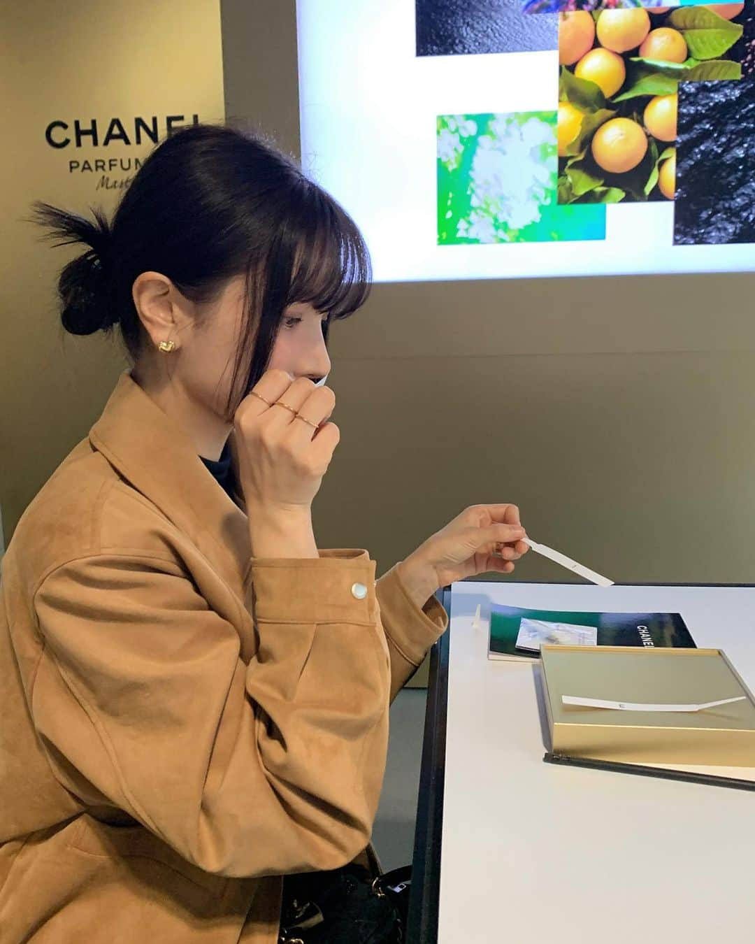 ディニさんのインスタグラム写真 - (ディニInstagram)「#광고 @chanel.beauty.korea 지금 제일 향기로운 곳. 샤넬이 초대하는 두번째 향수 여정.. ❃ ॰｡˚♡ 샤넬 조향 마스터클래스를 성수동에서 만나볼수있다해서 다녀왔어요 🏰  샤넬 퍼퓨머를 통해 가브리엘 샤넬의 특별한 이야기를 담은 레 젝스클루시프 드 샤넬의 역사 전반에 걸쳐 함께 해 온 철학과 그 안에 깃든 개성으로 이야기를 써내려간 향수로 구현한 컬렉션, 시그니처 향기에 관련된 주요성분에 대해 깊이있고 흥미로운 이야기를 듣고 경험 할 수있어 더욱 특별하게 느껴지는 공간이었어요. 🌿⚗️🫧  클래스를 다 듣고난 뒤 제 코가 선택한 픽은 1957과 베쥬.. 🤎🥸🤎 조향 마스터클래스는 카카오톡 선물하기에서 샤넬 향수를 비롯한 메이크업, 스킨케어 제품을 선물하면 특별한 향수 프로그램 서비스에 예약할수있는 초대권을 드린대요. 💌  1층에 마련된 레 젝스클루시프 드 샤넬 공간은 예약없이 워크인으로도 방문가능하니 성수동가실때 나만의 향기 찾으러 가보시길 추천해봅니다... ✨✨  #CHANELPARFUMEURMASTERCLASS #샤넬조향마스터클래스 #샤넬향수 #샤넬뷰티 #chanelbeauty」10月18日 21時04分 - keemdani