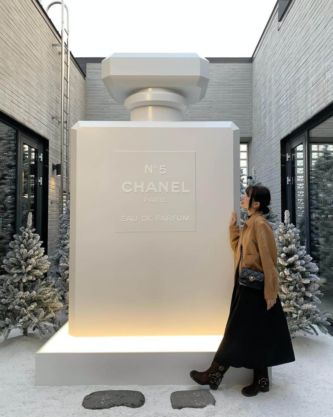 ディニさんのインスタグラム写真 - (ディニInstagram)「#광고 @chanel.beauty.korea 지금 제일 향기로운 곳. 샤넬이 초대하는 두번째 향수 여정.. ❃ ॰｡˚♡ 샤넬 조향 마스터클래스를 성수동에서 만나볼수있다해서 다녀왔어요 🏰  샤넬 퍼퓨머를 통해 가브리엘 샤넬의 특별한 이야기를 담은 레 젝스클루시프 드 샤넬의 역사 전반에 걸쳐 함께 해 온 철학과 그 안에 깃든 개성으로 이야기를 써내려간 향수로 구현한 컬렉션, 시그니처 향기에 관련된 주요성분에 대해 깊이있고 흥미로운 이야기를 듣고 경험 할 수있어 더욱 특별하게 느껴지는 공간이었어요. 🌿⚗️🫧  클래스를 다 듣고난 뒤 제 코가 선택한 픽은 1957과 베쥬.. 🤎🥸🤎 조향 마스터클래스는 카카오톡 선물하기에서 샤넬 향수를 비롯한 메이크업, 스킨케어 제품을 선물하면 특별한 향수 프로그램 서비스에 예약할수있는 초대권을 드린대요. 💌  1층에 마련된 레 젝스클루시프 드 샤넬 공간은 예약없이 워크인으로도 방문가능하니 성수동가실때 나만의 향기 찾으러 가보시길 추천해봅니다... ✨✨  #CHANELPARFUMEURMASTERCLASS #샤넬조향마스터클래스 #샤넬향수 #샤넬뷰티 #chanelbeauty」10月18日 21時04分 - keemdani