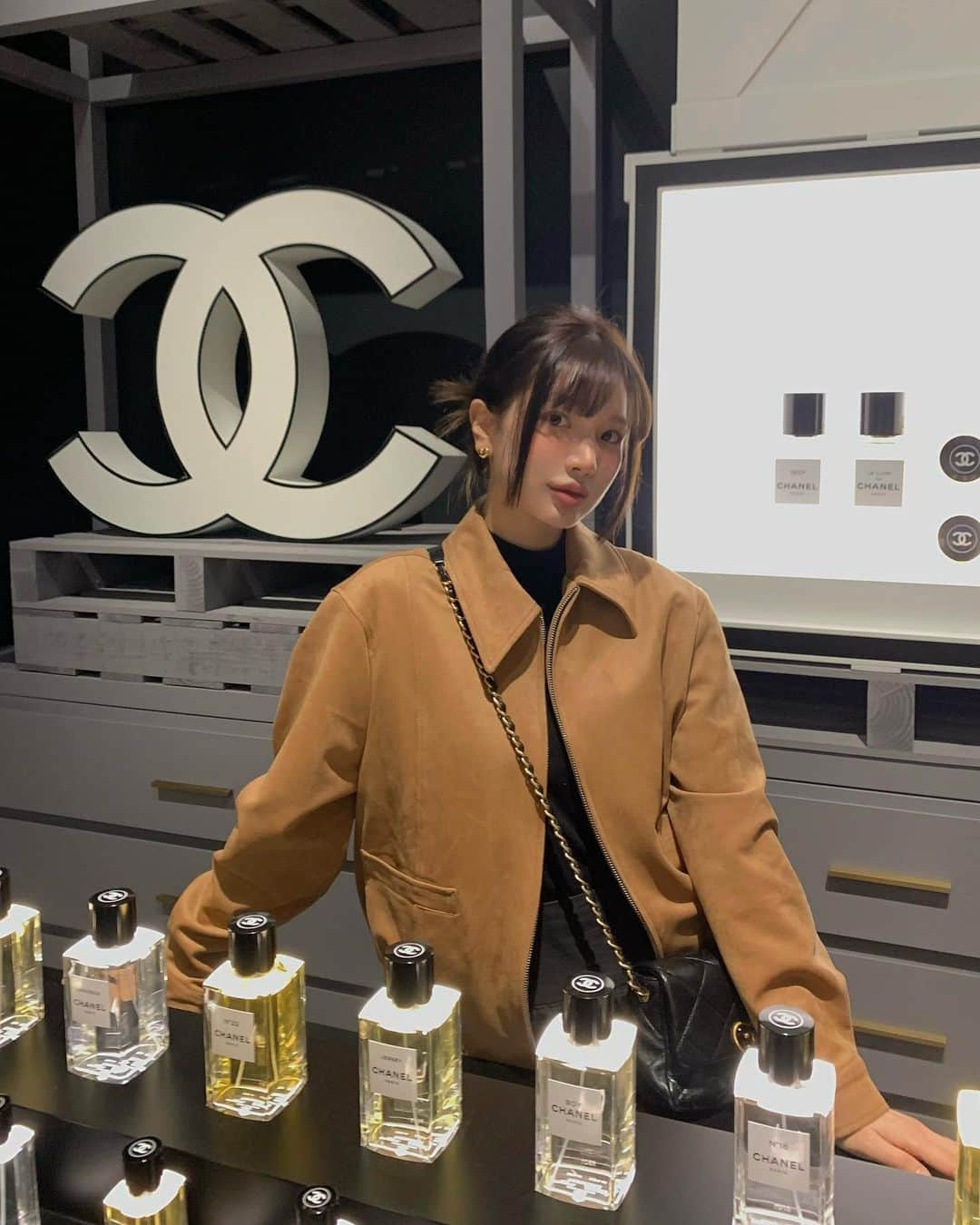 ディニさんのインスタグラム写真 - (ディニInstagram)「#광고 @chanel.beauty.korea 지금 제일 향기로운 곳. 샤넬이 초대하는 두번째 향수 여정.. ❃ ॰｡˚♡ 샤넬 조향 마스터클래스를 성수동에서 만나볼수있다해서 다녀왔어요 🏰  샤넬 퍼퓨머를 통해 가브리엘 샤넬의 특별한 이야기를 담은 레 젝스클루시프 드 샤넬의 역사 전반에 걸쳐 함께 해 온 철학과 그 안에 깃든 개성으로 이야기를 써내려간 향수로 구현한 컬렉션, 시그니처 향기에 관련된 주요성분에 대해 깊이있고 흥미로운 이야기를 듣고 경험 할 수있어 더욱 특별하게 느껴지는 공간이었어요. 🌿⚗️🫧  클래스를 다 듣고난 뒤 제 코가 선택한 픽은 1957과 베쥬.. 🤎🥸🤎 조향 마스터클래스는 카카오톡 선물하기에서 샤넬 향수를 비롯한 메이크업, 스킨케어 제품을 선물하면 특별한 향수 프로그램 서비스에 예약할수있는 초대권을 드린대요. 💌  1층에 마련된 레 젝스클루시프 드 샤넬 공간은 예약없이 워크인으로도 방문가능하니 성수동가실때 나만의 향기 찾으러 가보시길 추천해봅니다... ✨✨  #CHANELPARFUMEURMASTERCLASS #샤넬조향마스터클래스 #샤넬향수 #샤넬뷰티 #chanelbeauty」10月18日 21時04分 - keemdani